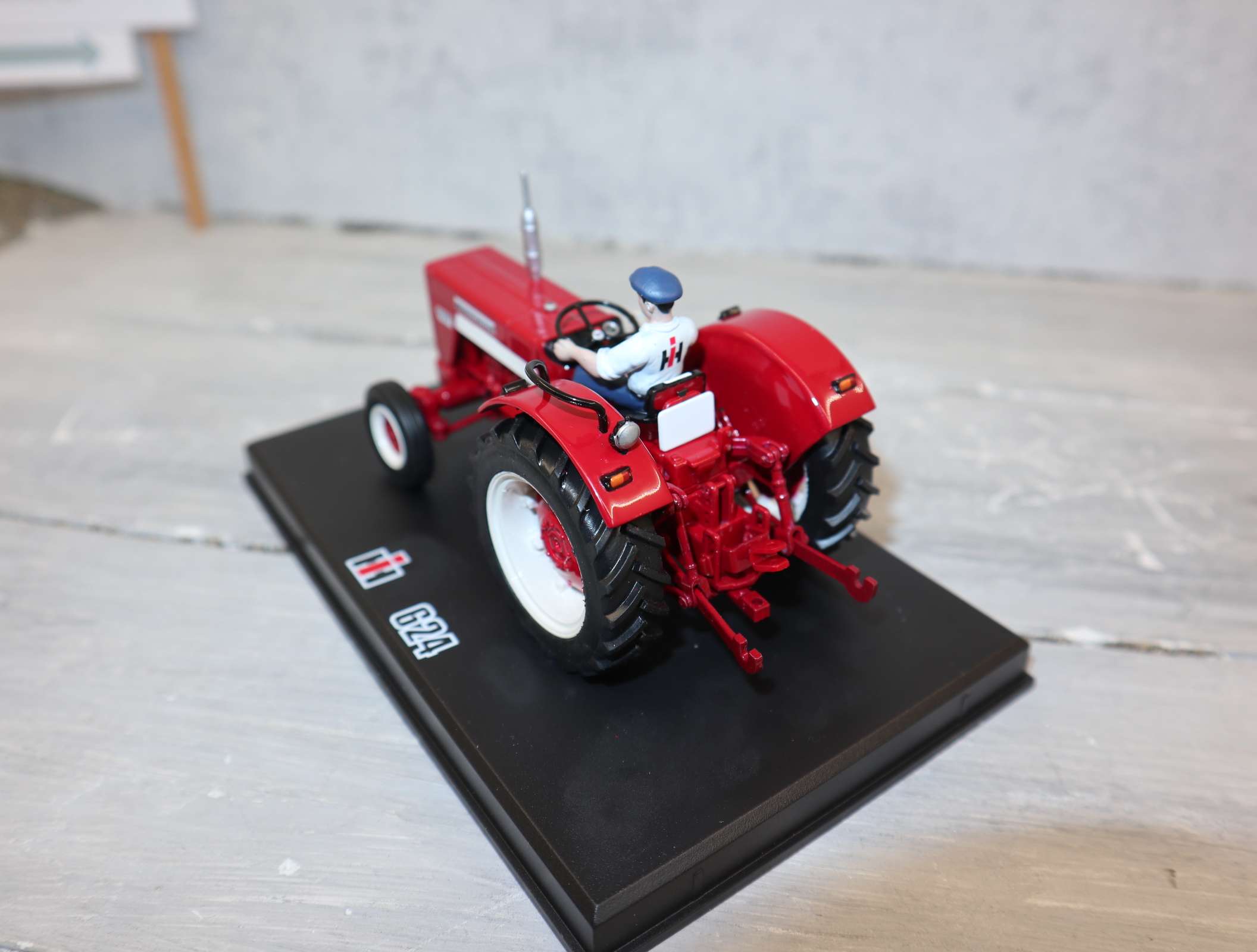 Replicagri 031 in 1:32 International IH 624 mit Fahrer ohne Kabine neu in OVP