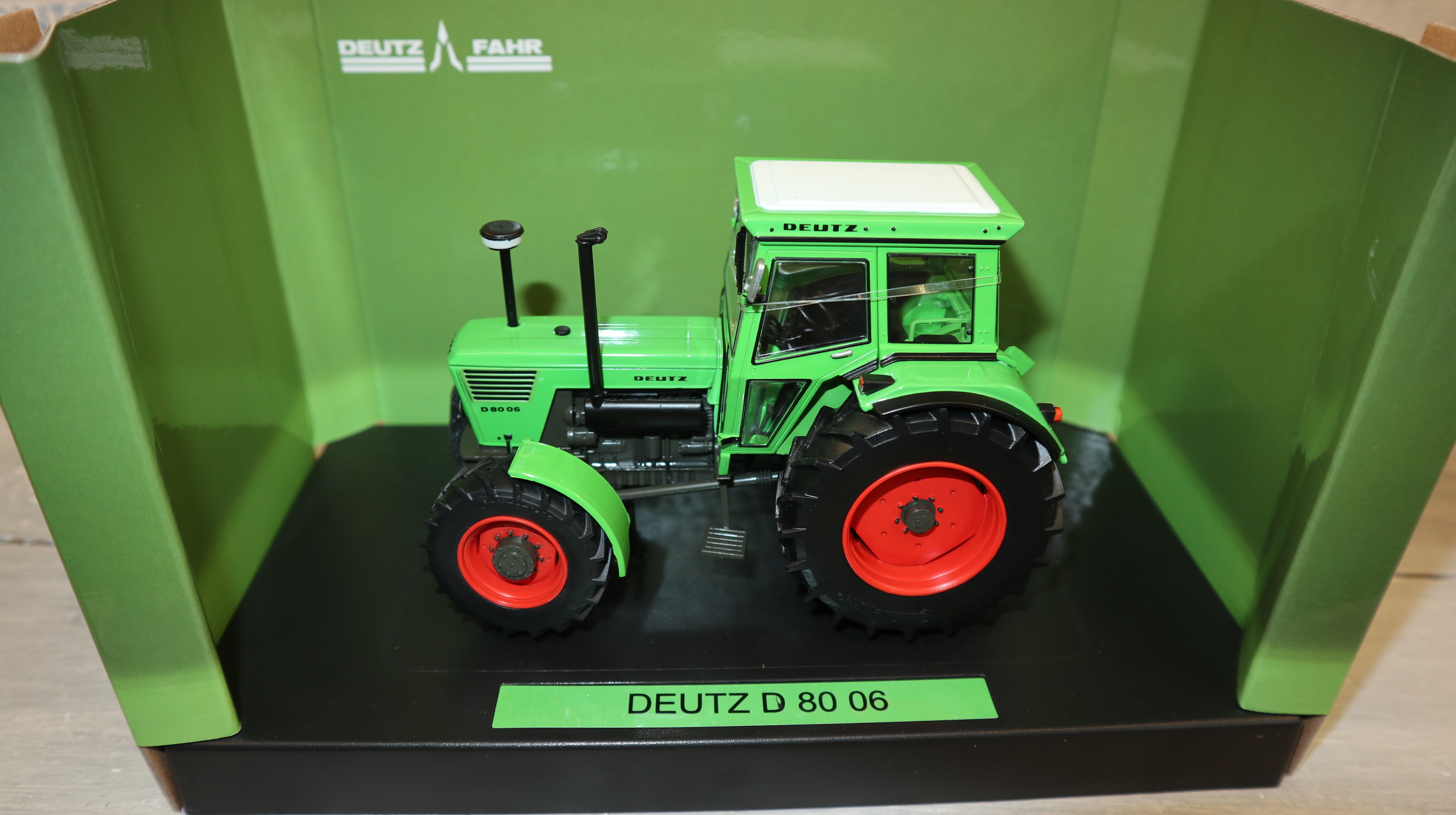 Weise Toys 1039 in 1:32, DEUTZ D80 06 mit Kabine hellgrün, NEU in OVP