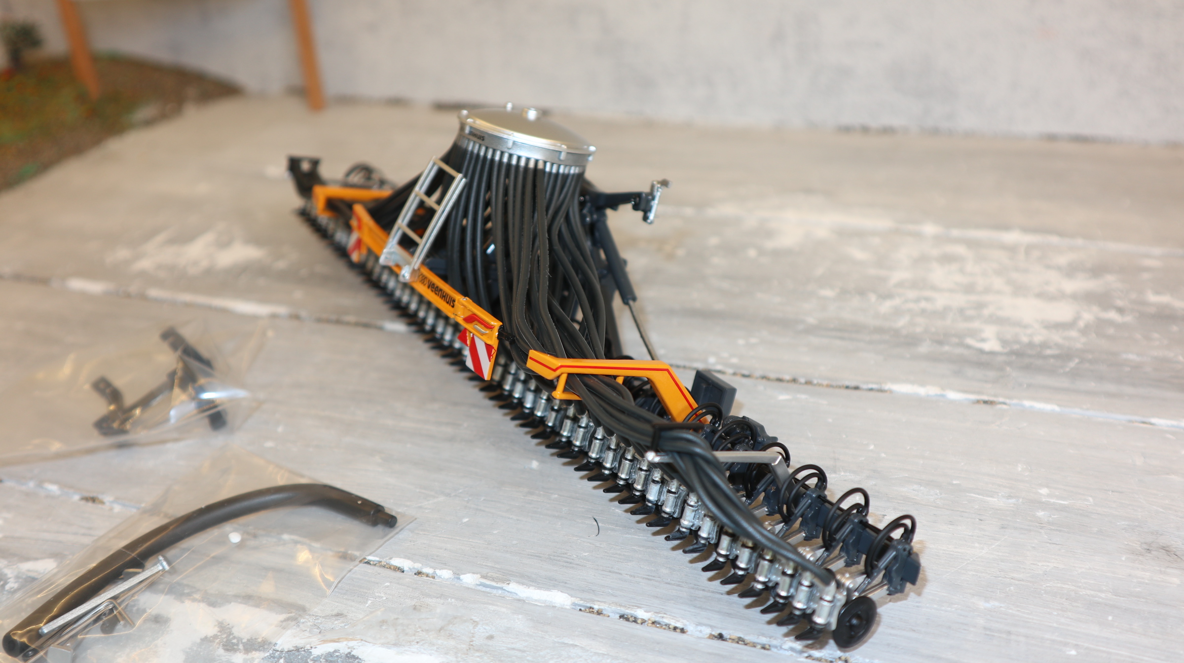 MarGe 2427 in 1:32, Veenhuis Gülle Injector X900 Pro, NEU in OVP