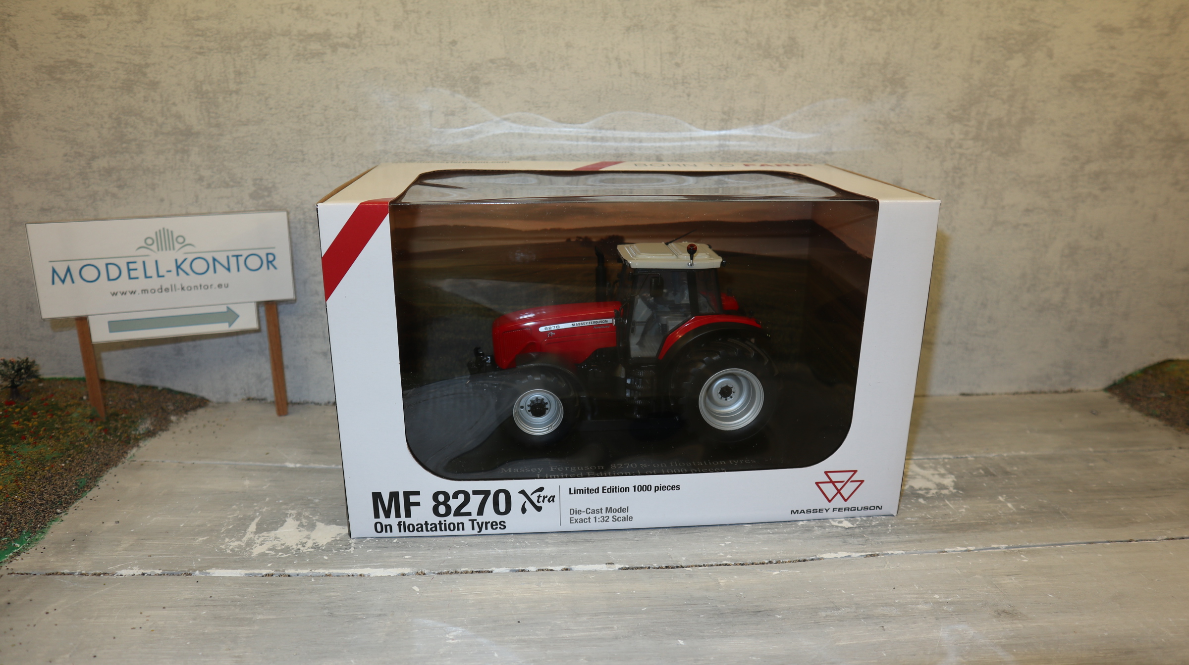 Universal Hobbies UH 6425 in 1:32,  Massey Ferguson 8270 Xtra Ballon-Reifen,  NEU in OVP