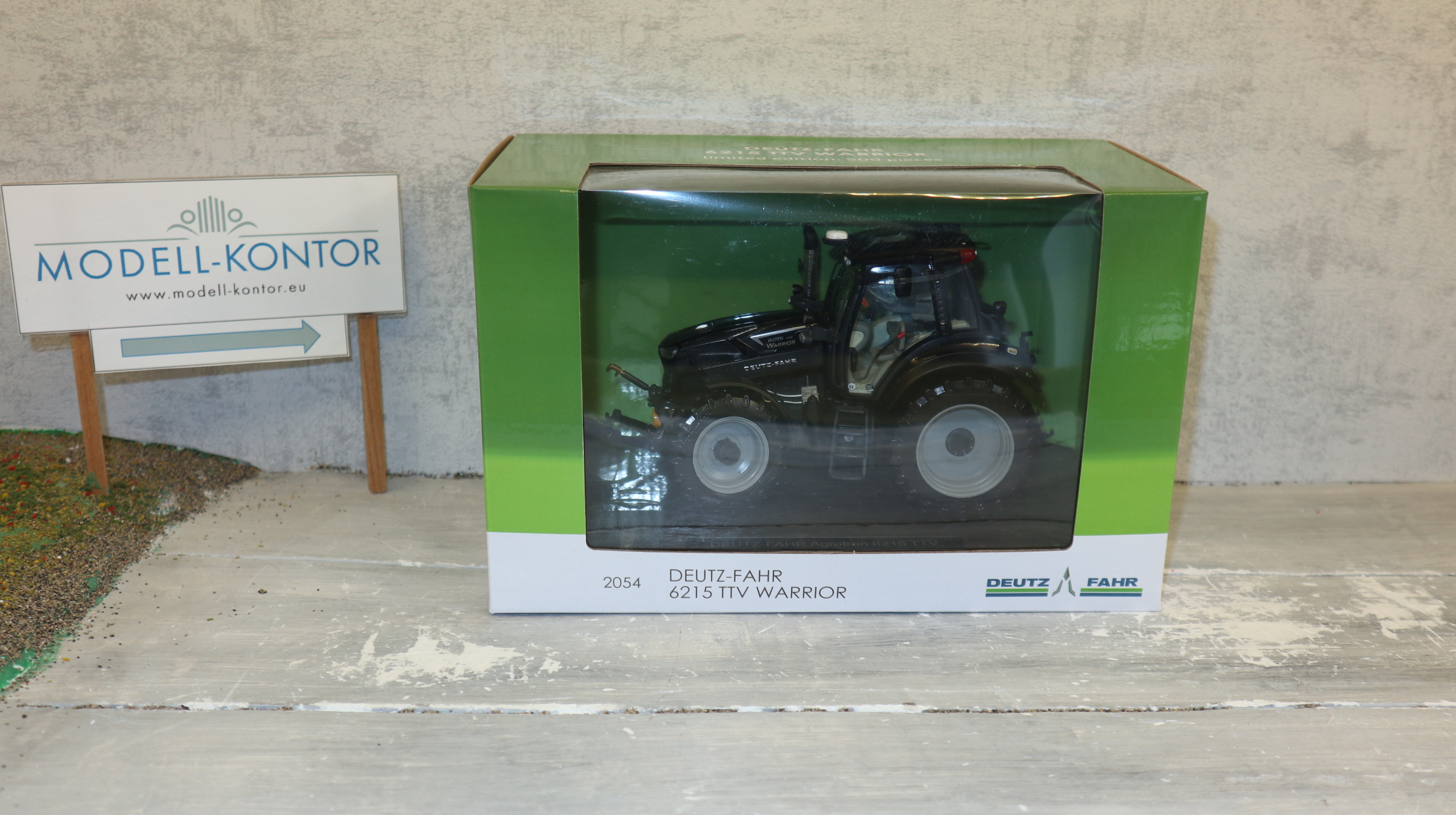 Weise Toys 2054 in 1:32, Deutz-Fahr 6215 TTV Warrior black, NEU in OVP