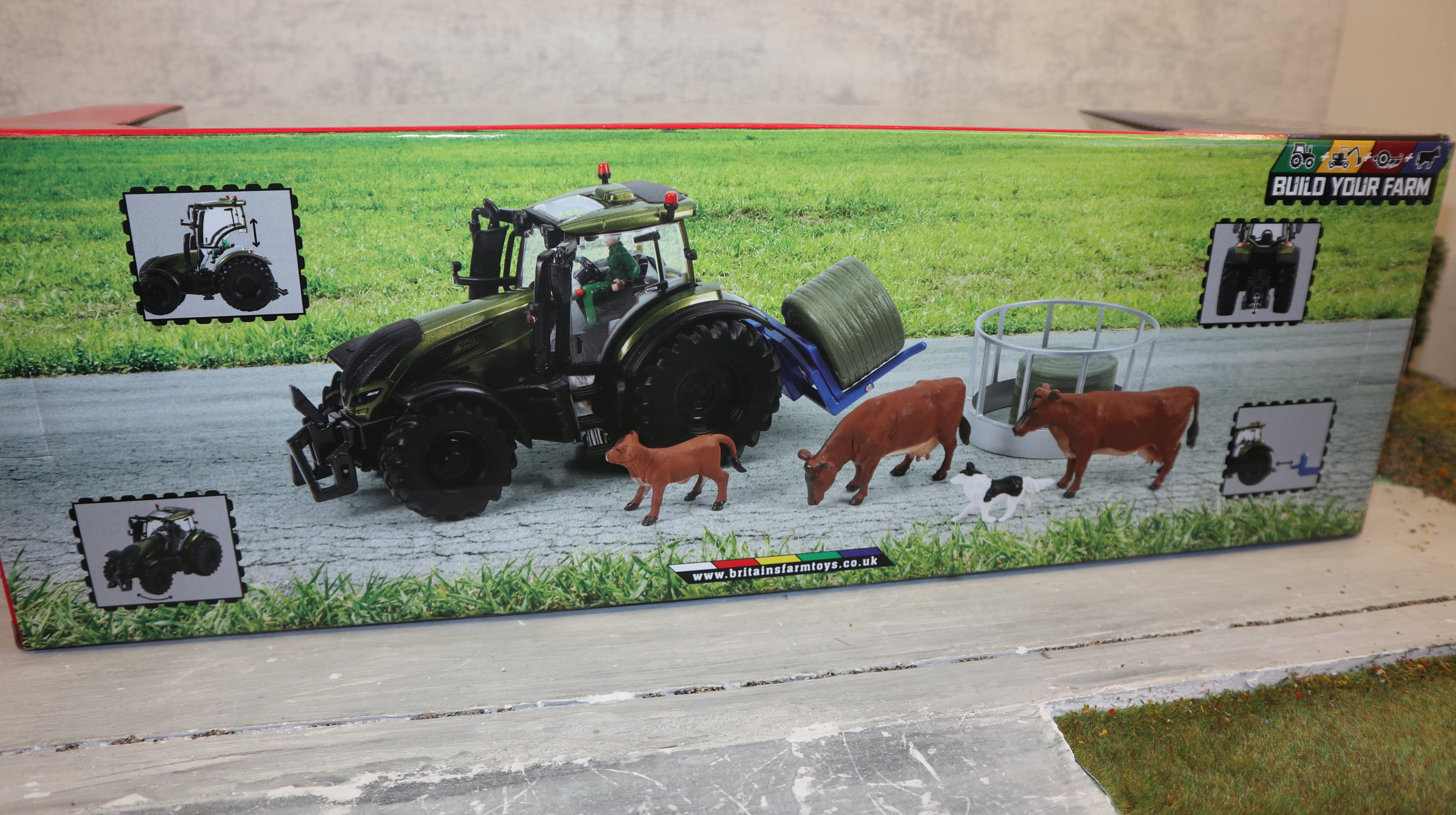 Britains 43323 in 1:32 VALTRA T254 in GRÜN als SET mit Rundballenhalter und Tieren,  NEU in OVP