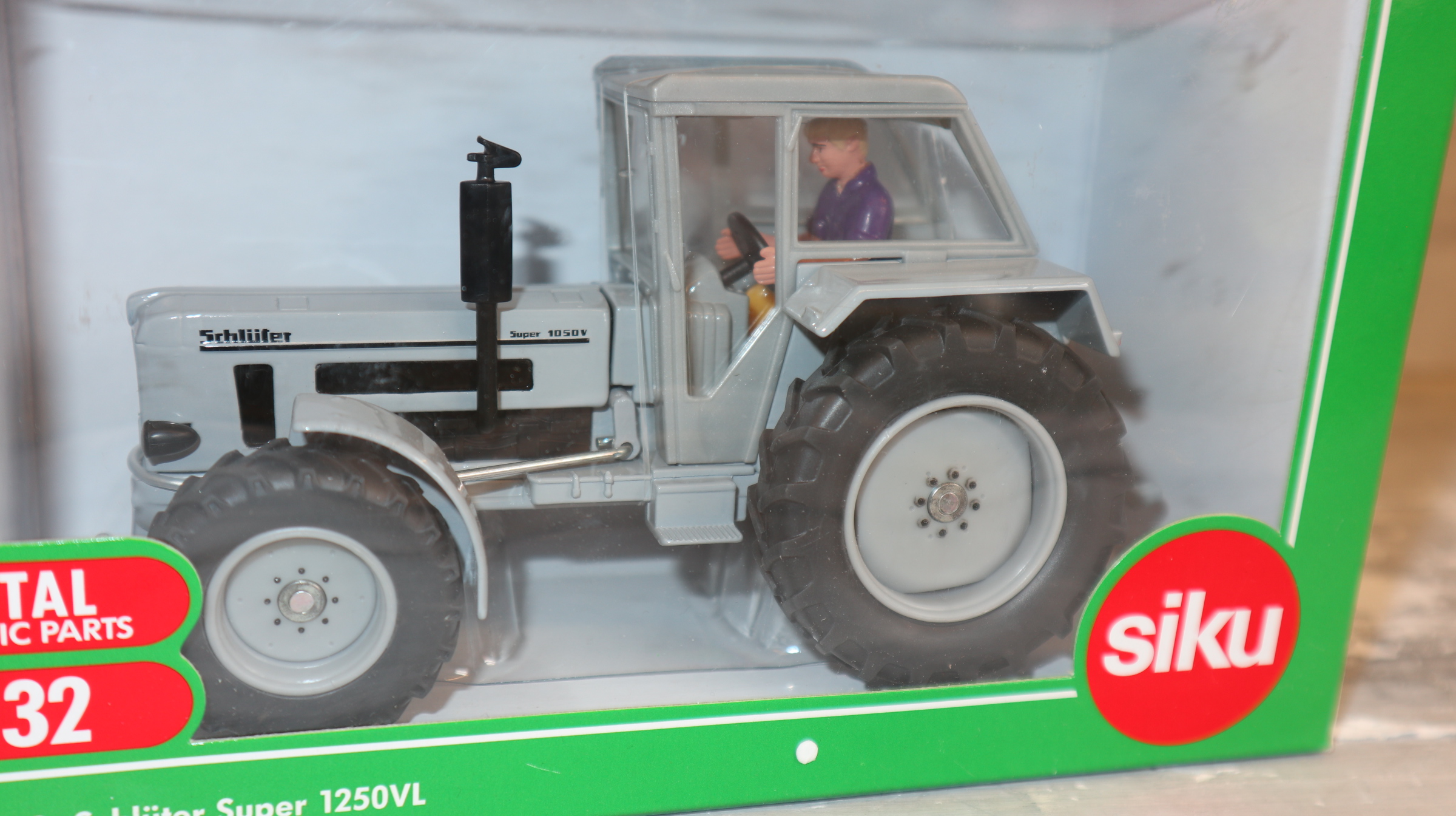 Siku 3469 in 1:32, Schlüter 1050 VL in grau SSC 2011, NEU in OVP