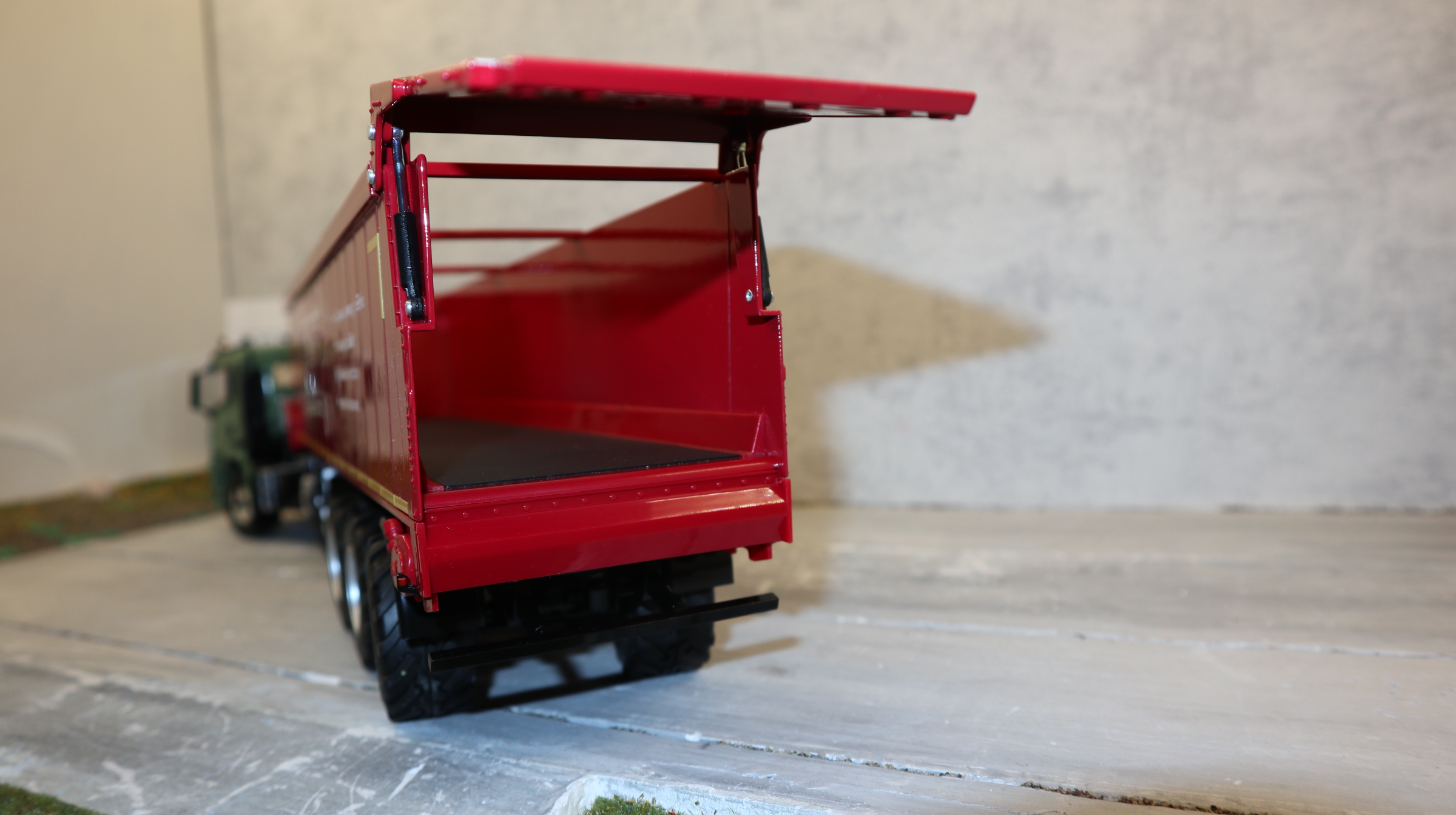 Wiking 077657 in 1:32,  KRAMPE Rollbandwagen ROT, NEU in OVP
