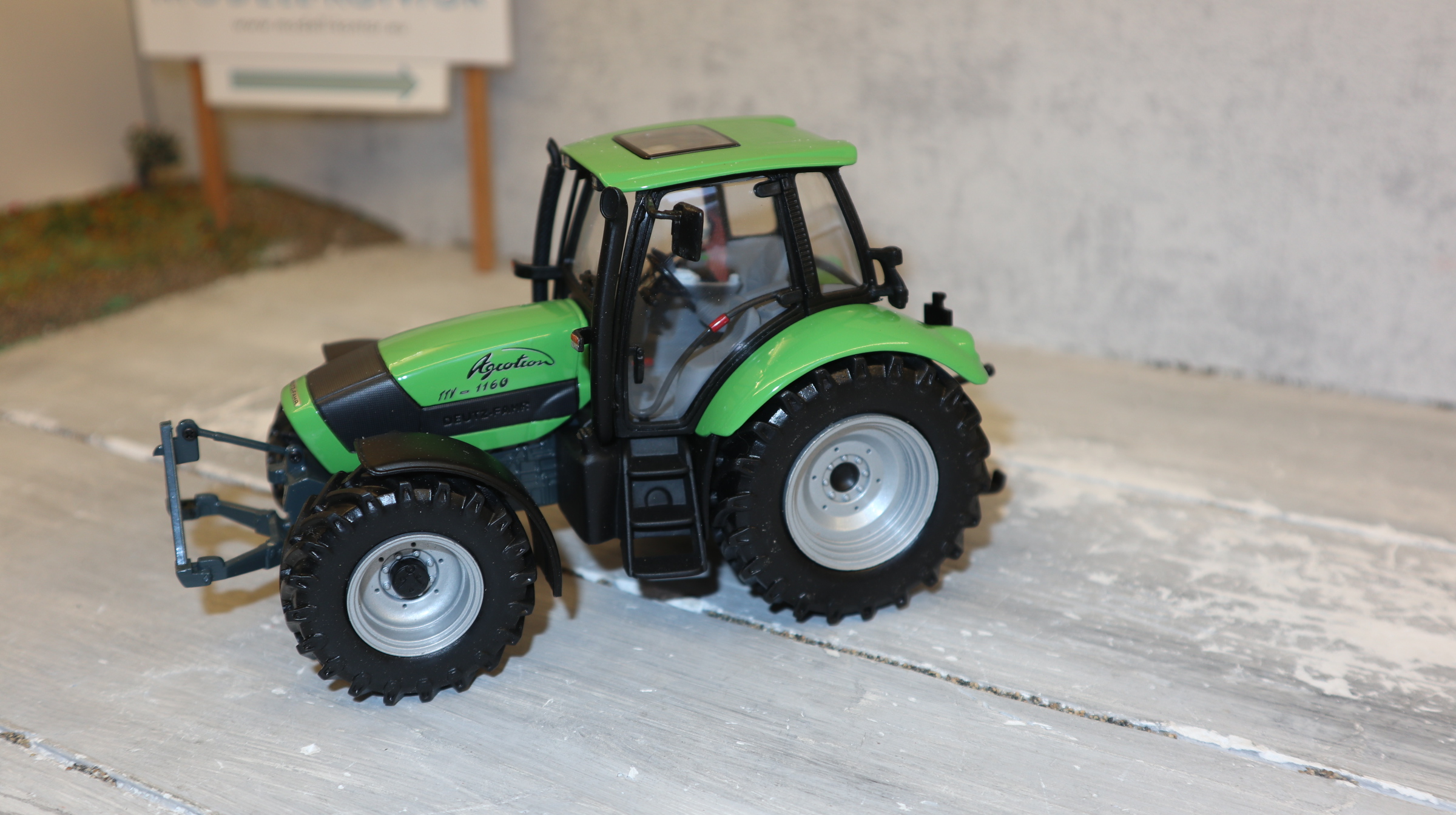 Universal Hobbies UH 2095 in 1:32,  Deutz-Fahr Agrotron 1160 mit Fronthydraulik,  NEU in OVP
