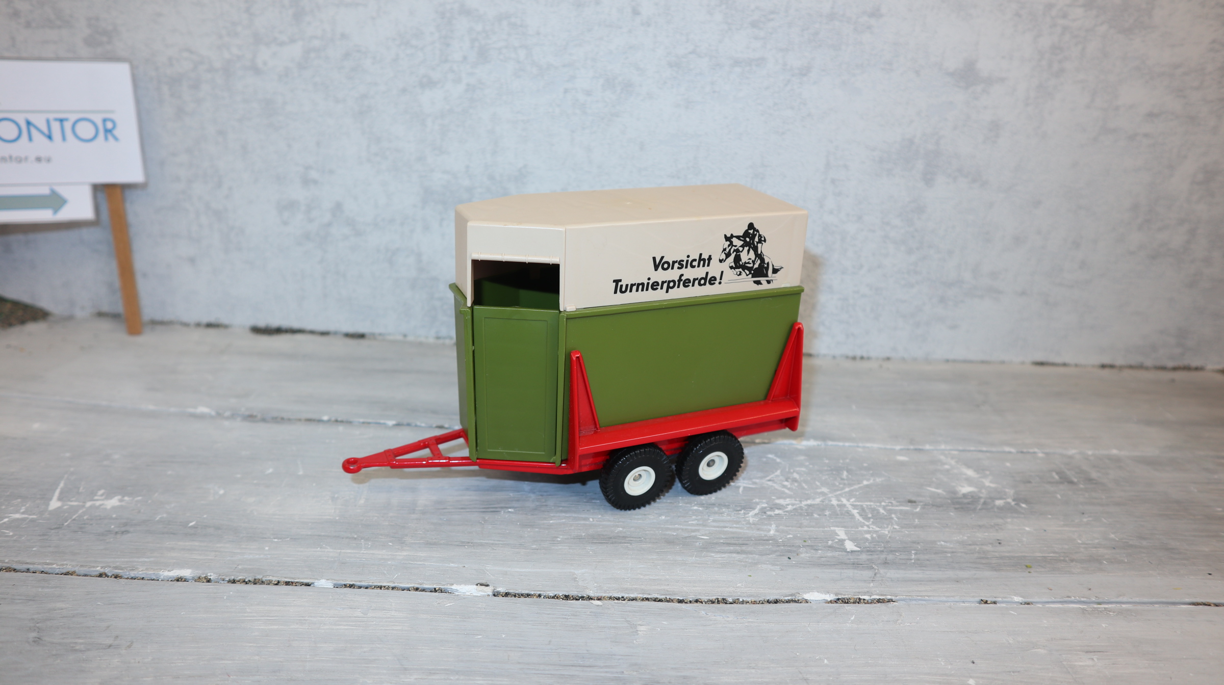 Siku 2559 in 1:32 Westfalia-Tiertransporter mit Plane und rotem Chassis , NEU in OVP