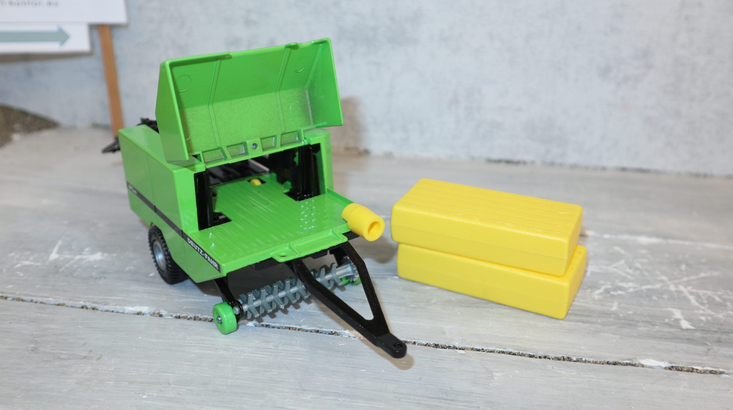 Siku 2862 in 1:32,  Deutz- Ballenpresse, Version 2 mit profilierten Räder, mit beiden Strohballen, TOP ohne OVP