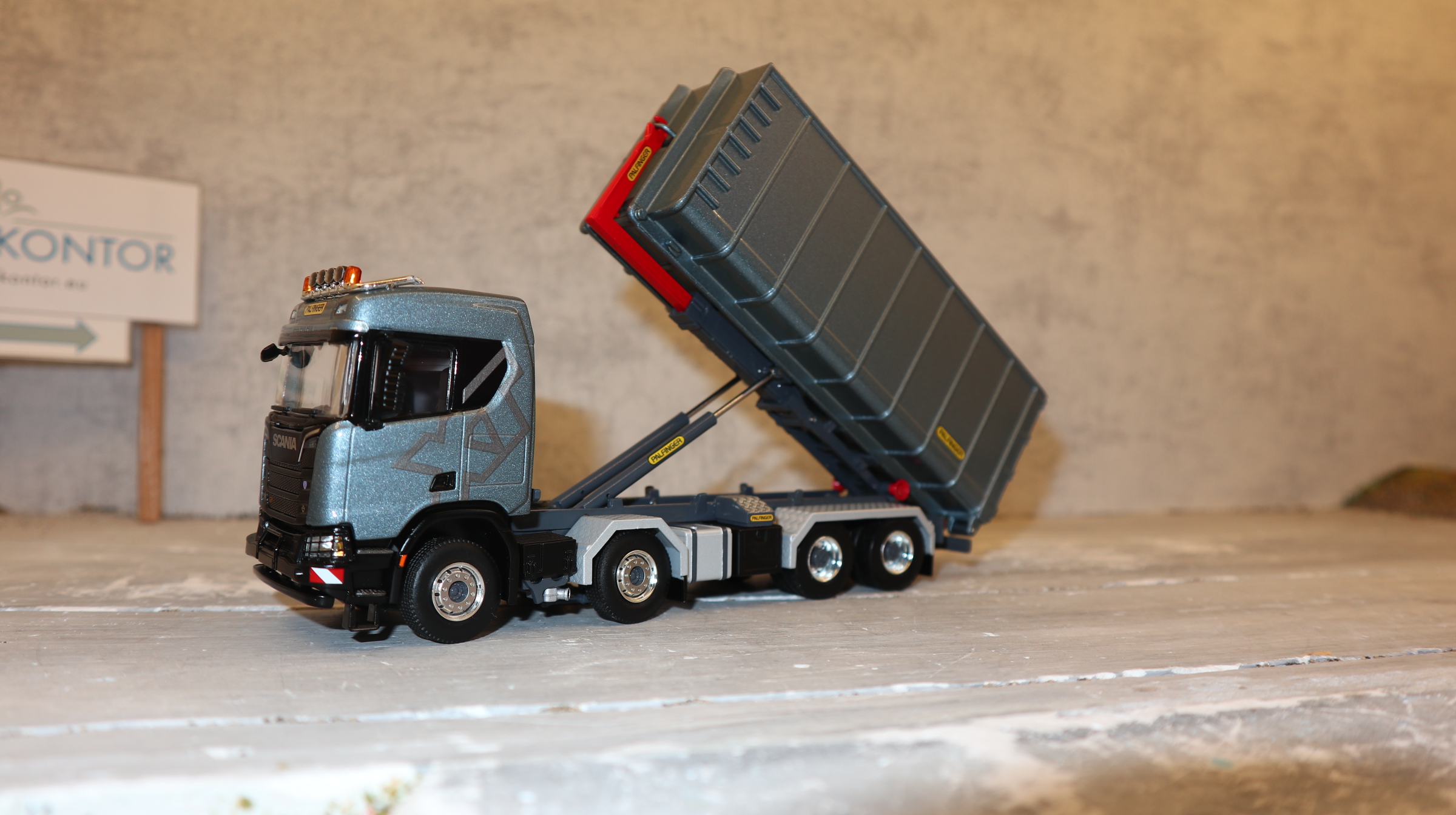 WSI 02-3793 in 1:50, SCANIA CR20 8x4 mit Palfinger Abroller und 40-cbm-Container,  NEU in OVP