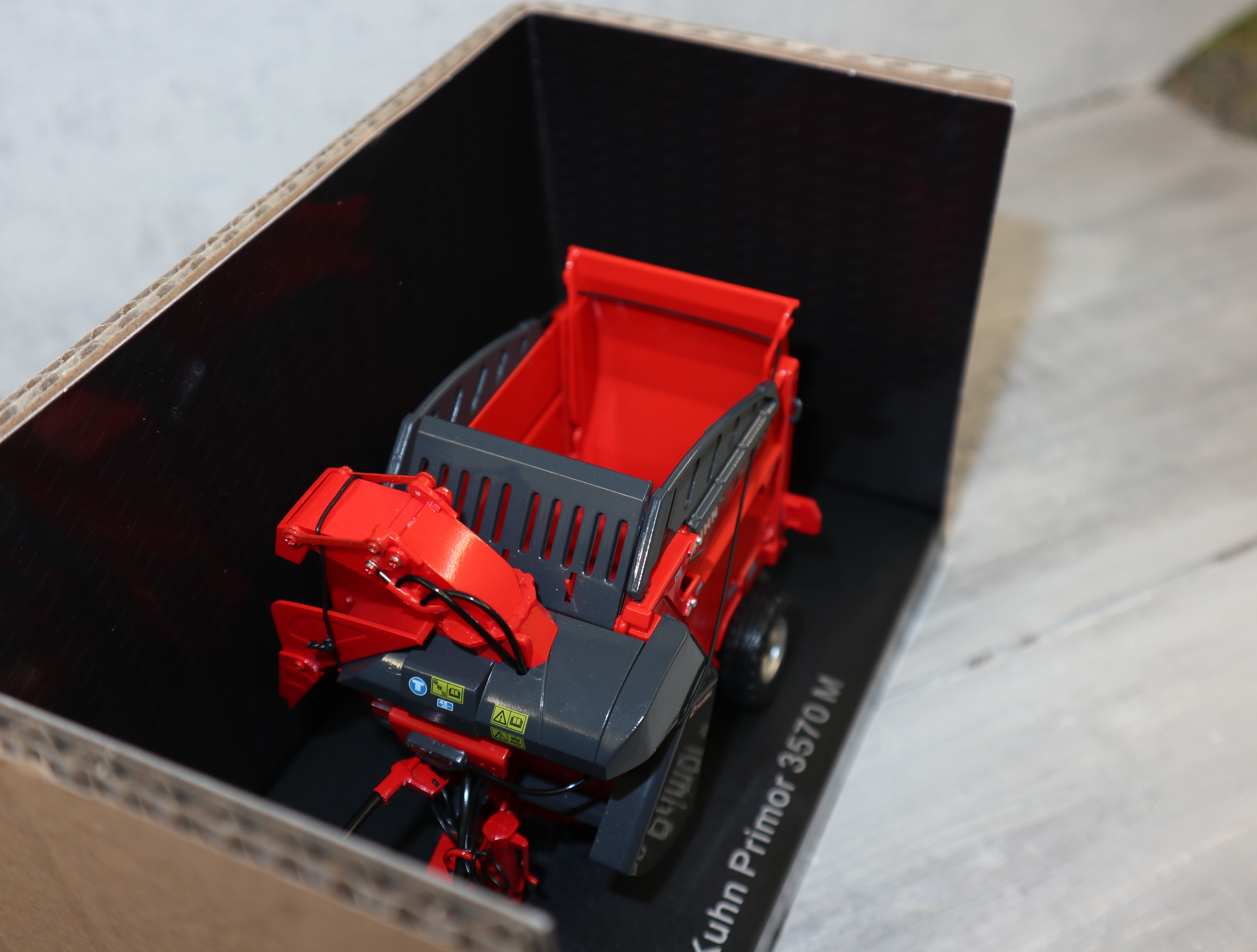 UH 6335 in 1:32  Kuhn Primor 3570M, neu in OVP