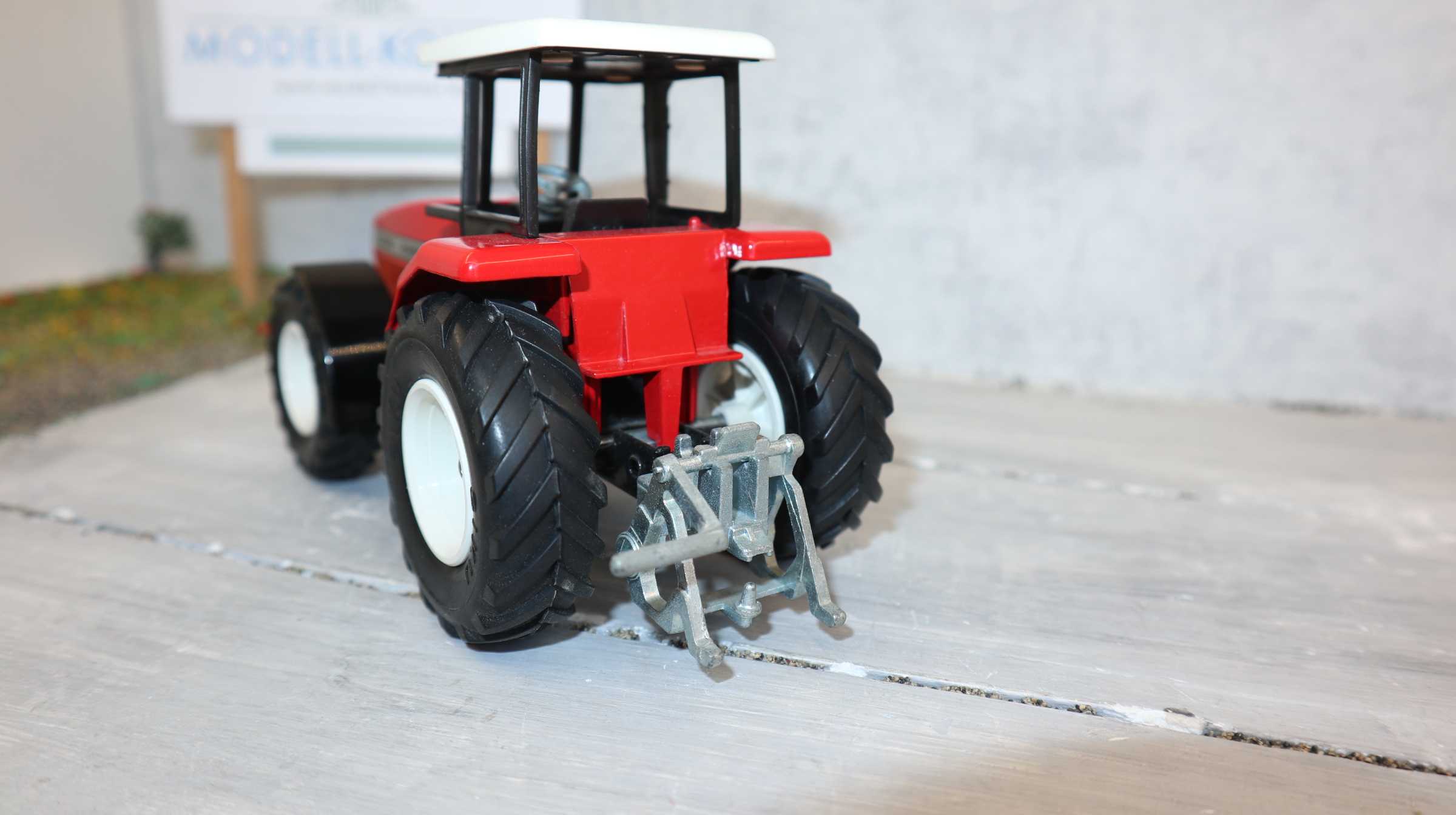Siku 2868 in 1:32,  Massey Ferguson 9240, Version 1 mit weißen Felgen, TOP ohne OVP