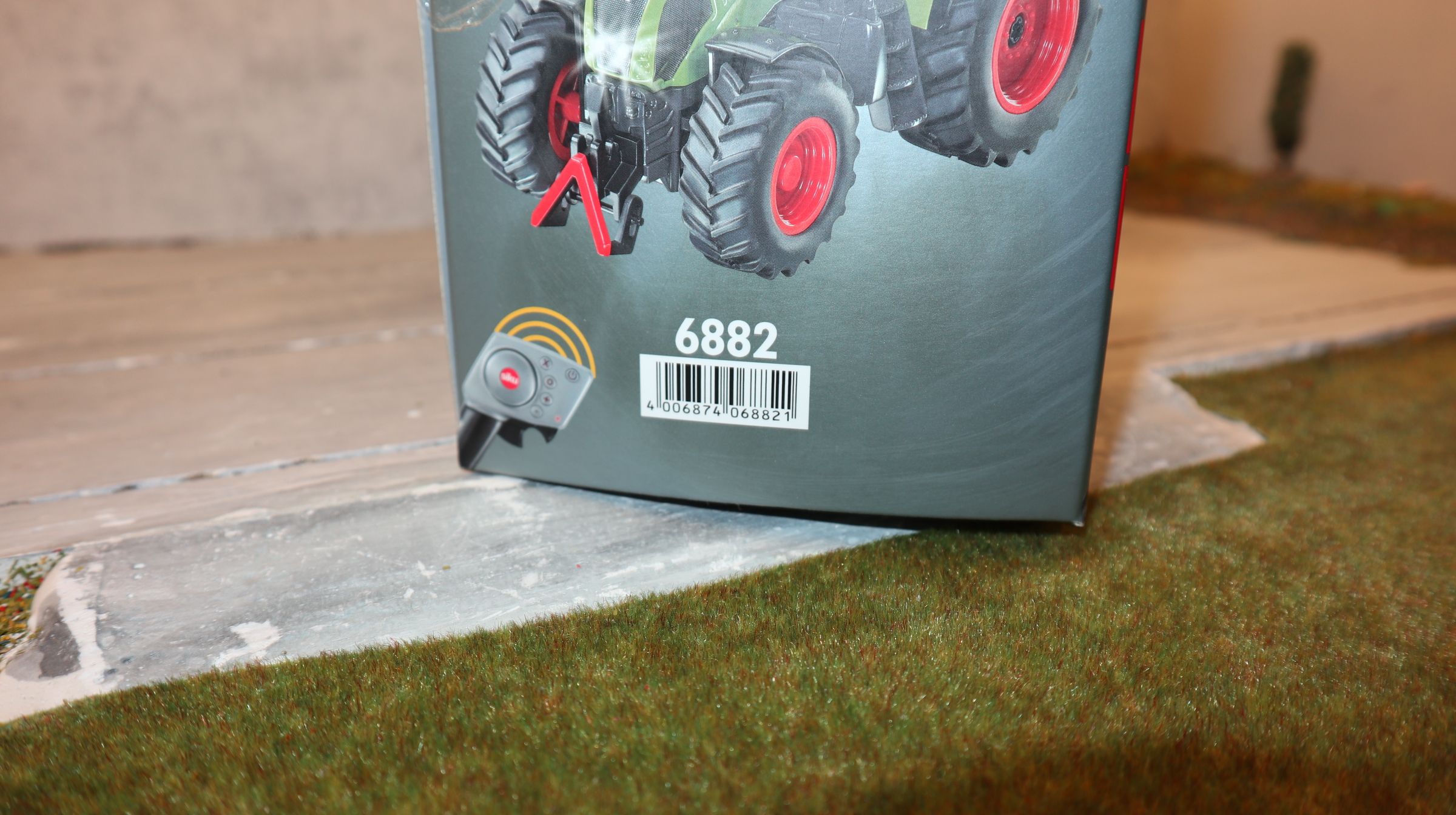 Siku 6882 in 1:32,  Claas Axion 850 Control mit Pistolen-FB, NEU in OVP