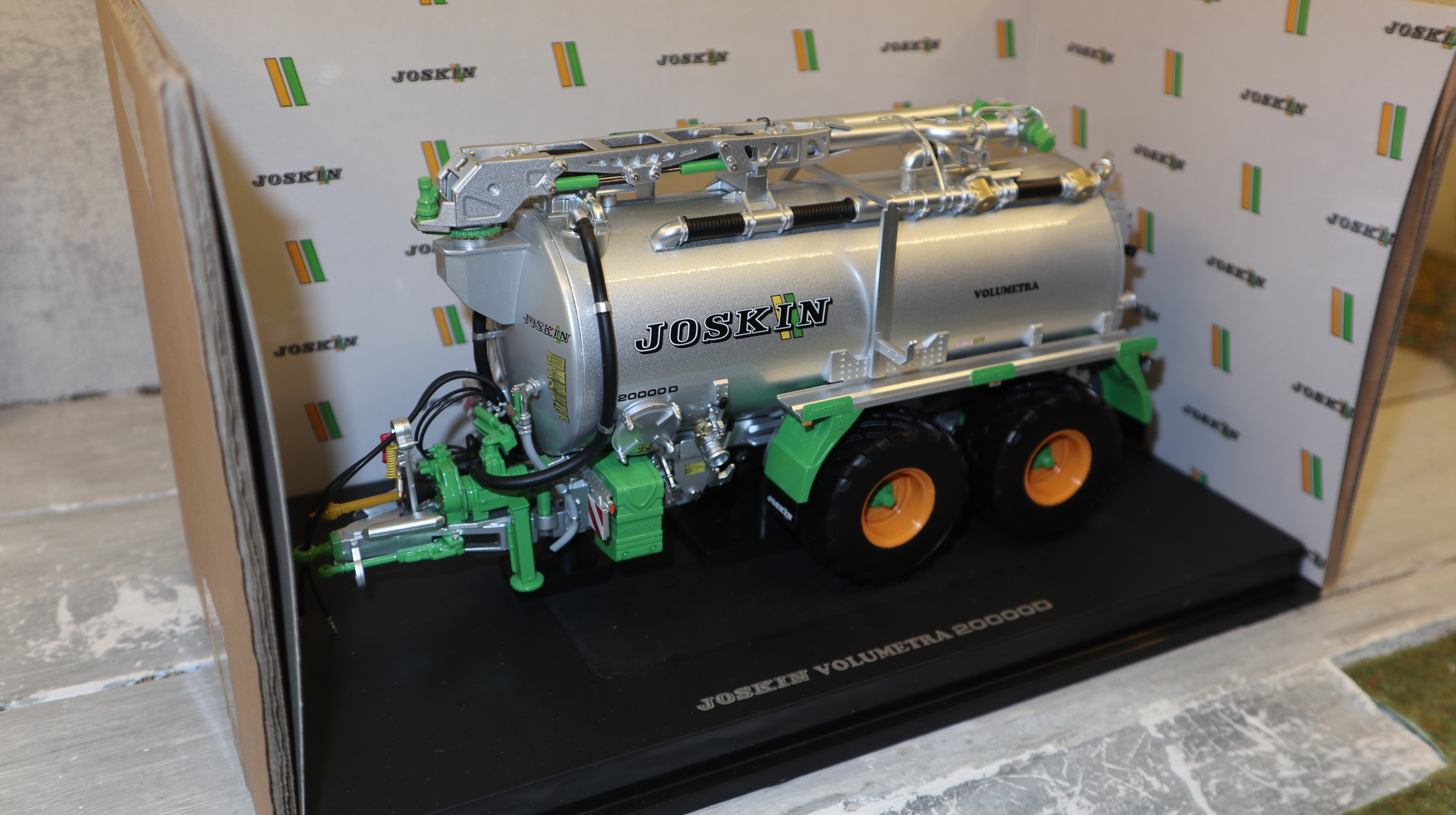 Universal Hobbies UH 6628 in 1:32, JOSKIN Volumetra 20000D silber-grün, NEU in OVP