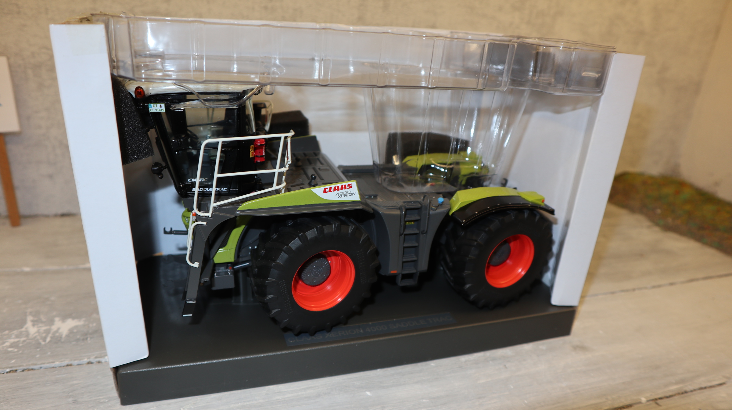Weise Toys 1030 in 1:32, CLAAS Xerion 4000 Saddle Trac, NEU in OVP