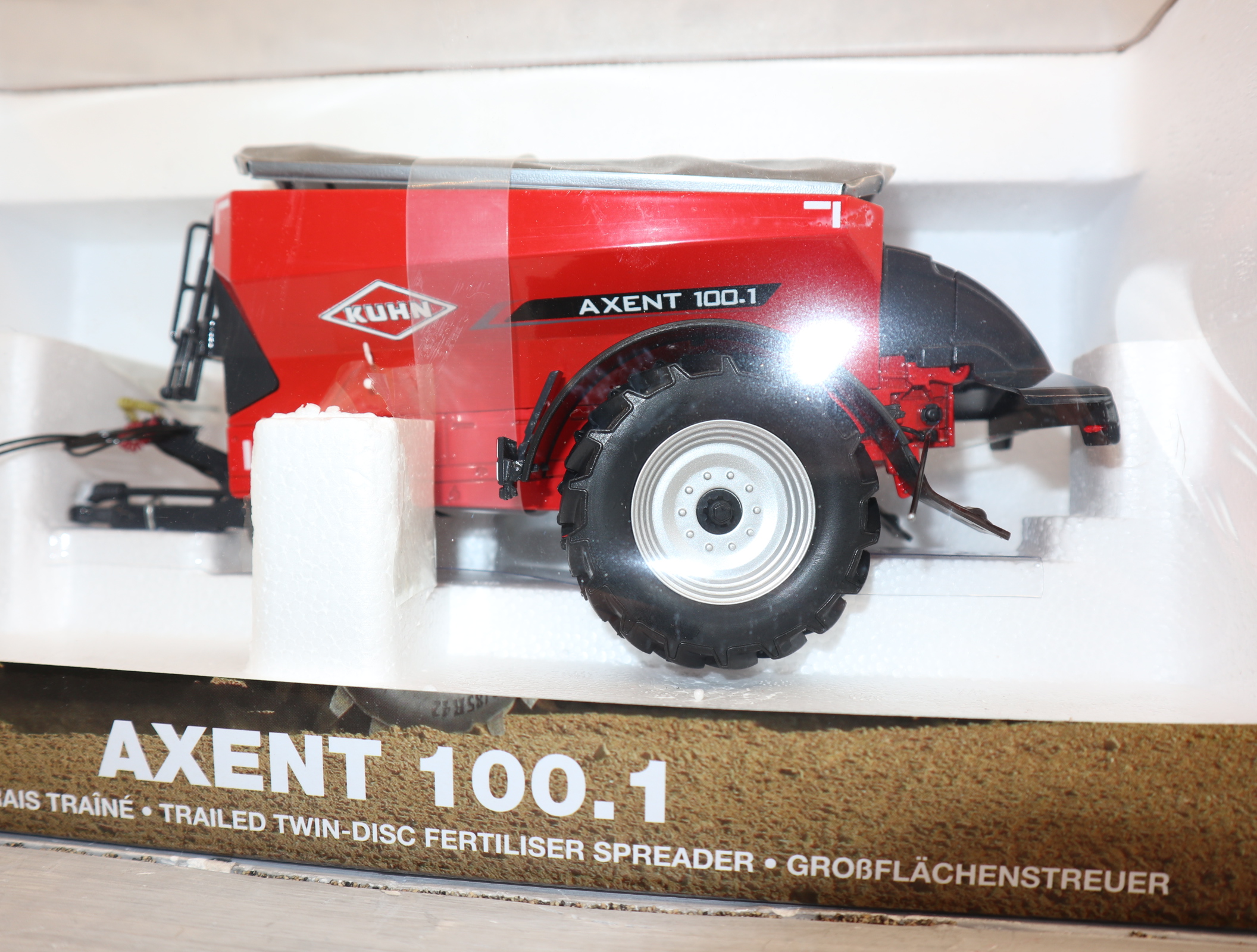 ROS  60229 in 1:32  KUHN AXENT 100.1 Großflächenstreuer, NEU  in OVP