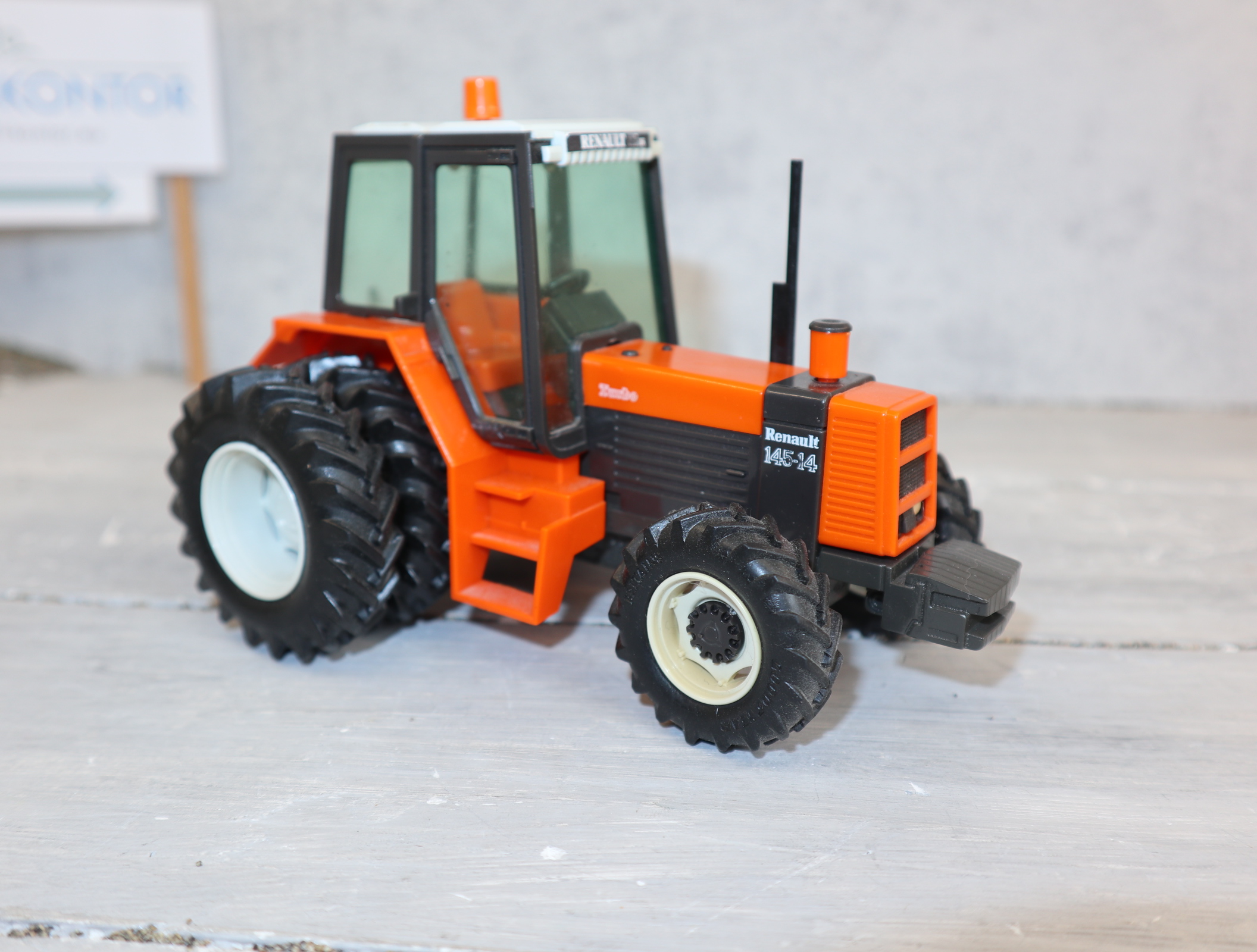 Britains 9522 in 1:32 Renault 145-14 in orange, TOP ohne OVP