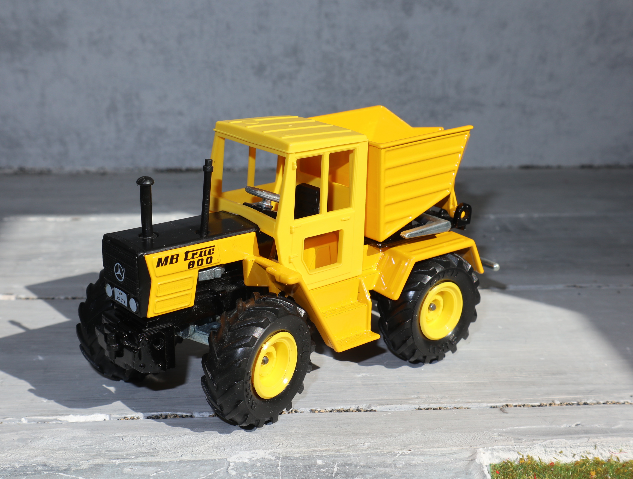 Siku 2951 in 1:32,  MB Trac 800 mit Kippmulde in GELB, NEU in OVP