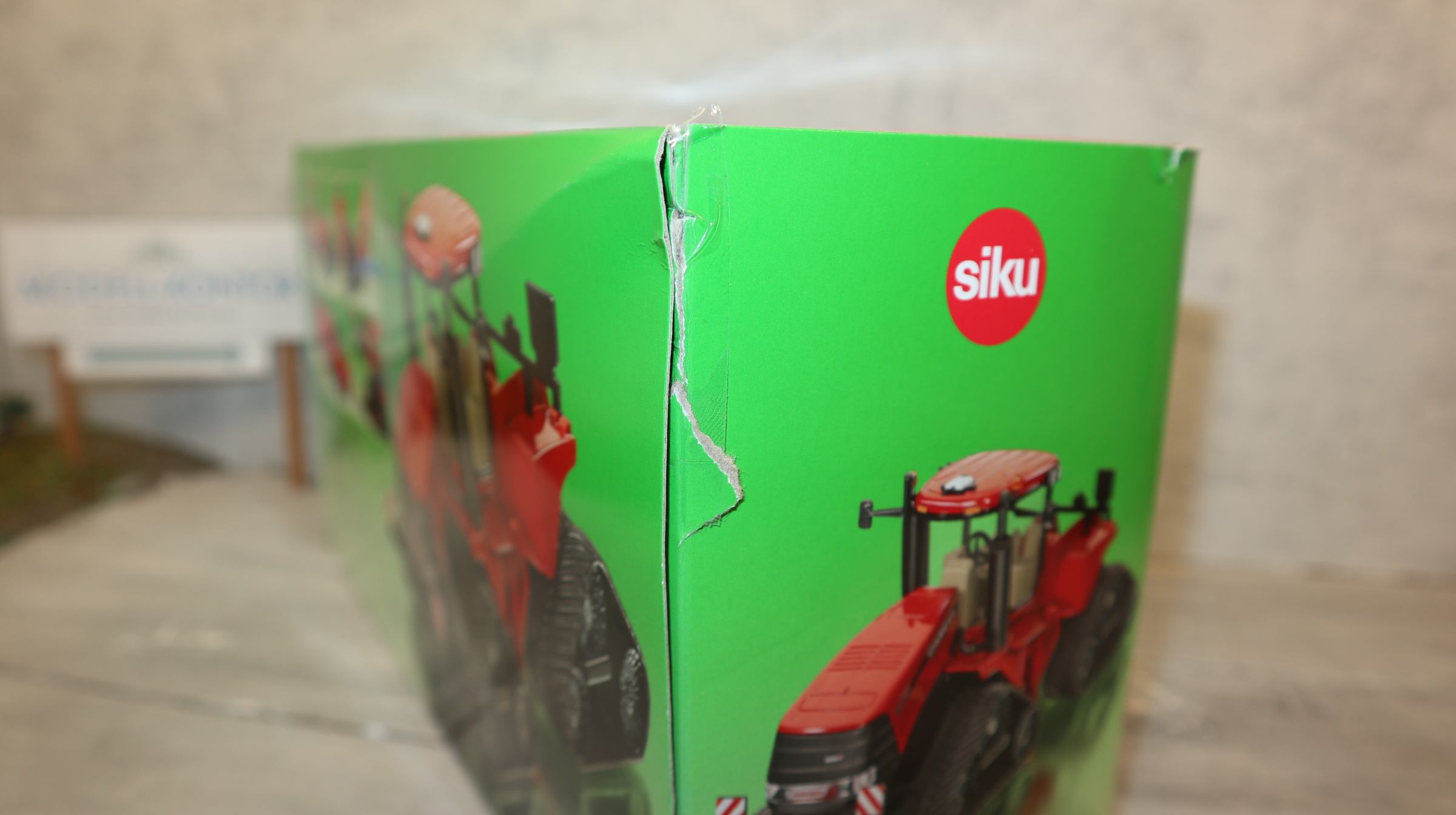 Siku 3275 in 1:32 CASE Quadtrac 600.  NEU in OVP