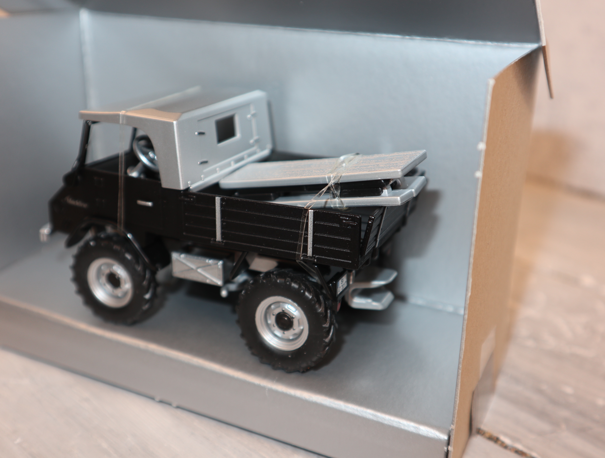 Siku 3450 in 1:32 Unimog 411 Sondermodell Blackline in OVP