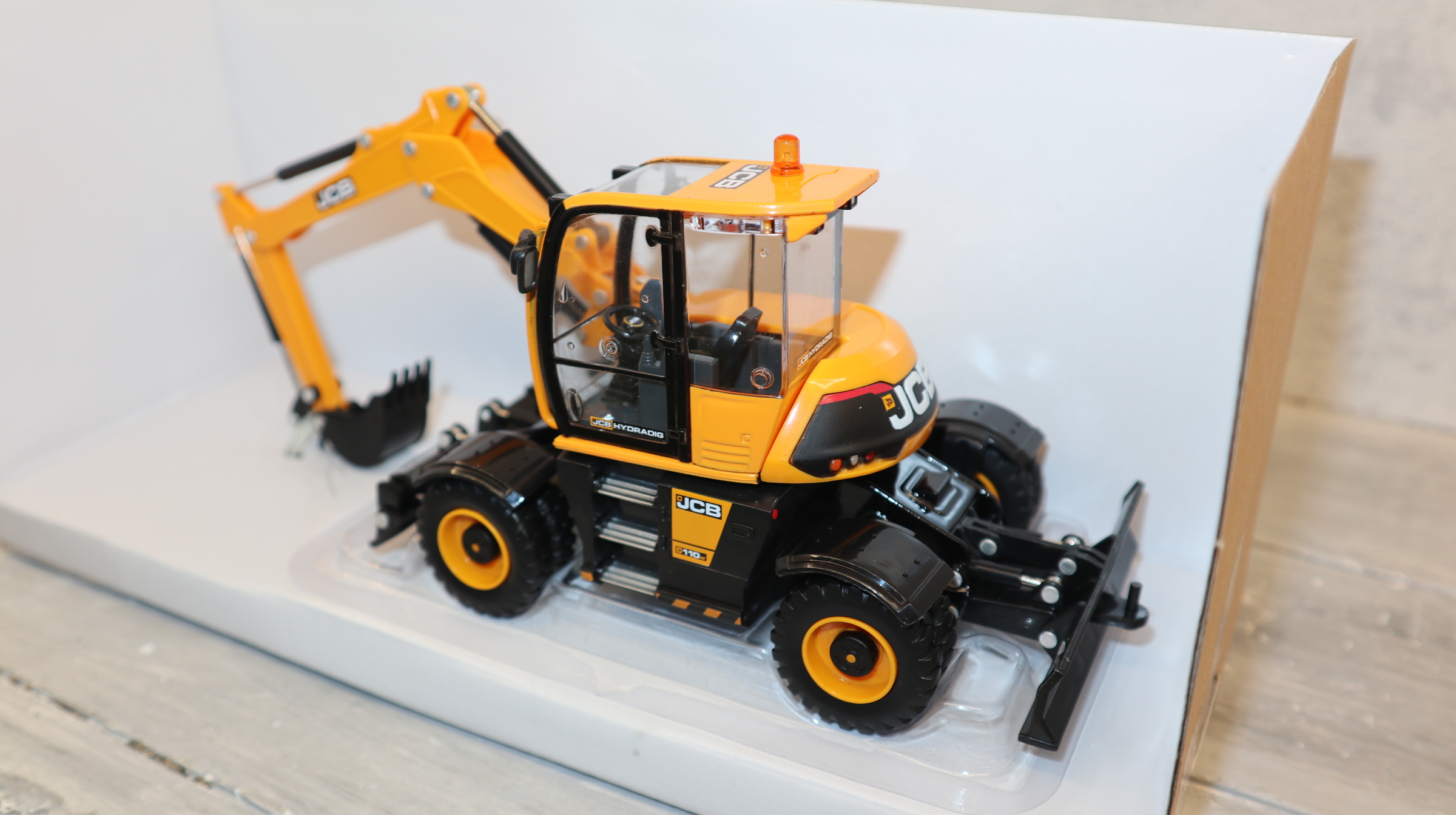 Britains 43178 in 1:32 JCB Hydradig 110W, Mobil-Radbagger, NEU in OVP