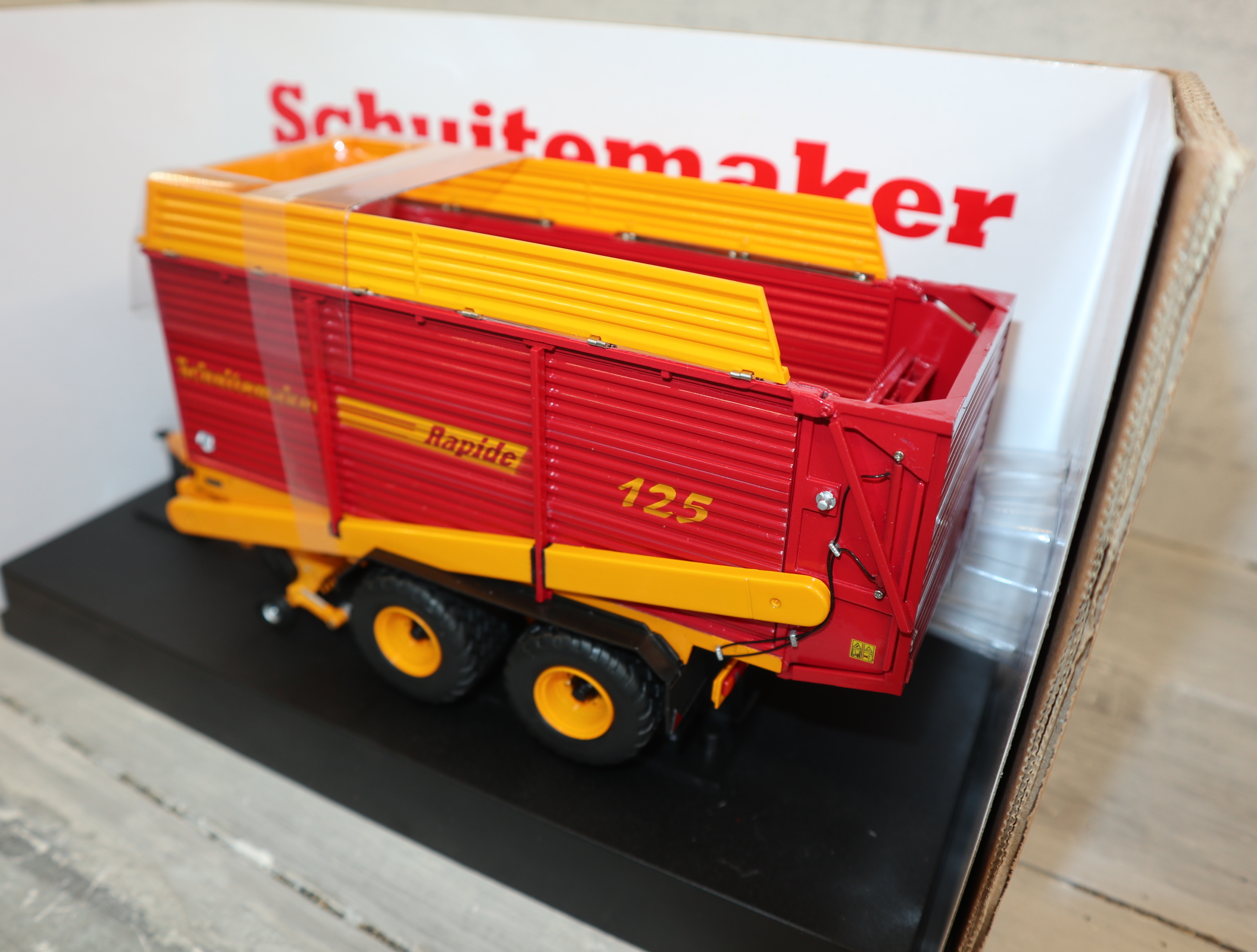 UH 2839 1:32  Sammelwagen Schuitemaker Rapide 125 neu in OVP