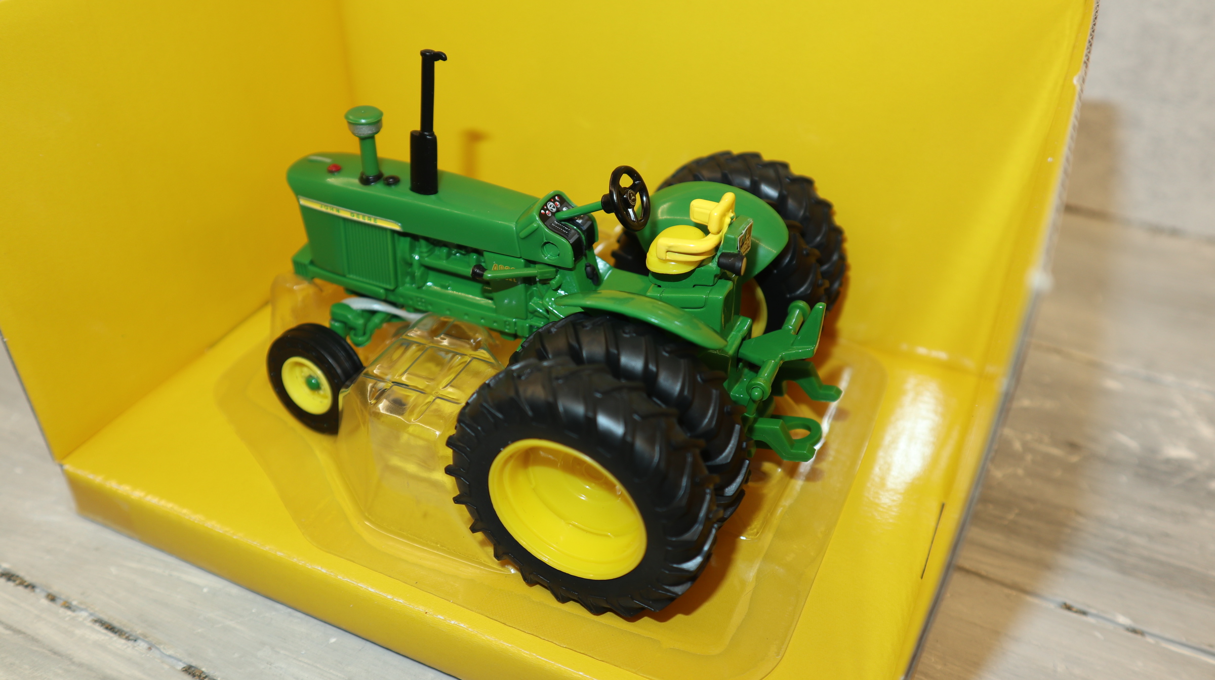 Britains 43311 in 1:32 John Deere 4020 mit Zwillingsreifen HA, NEU in OVP