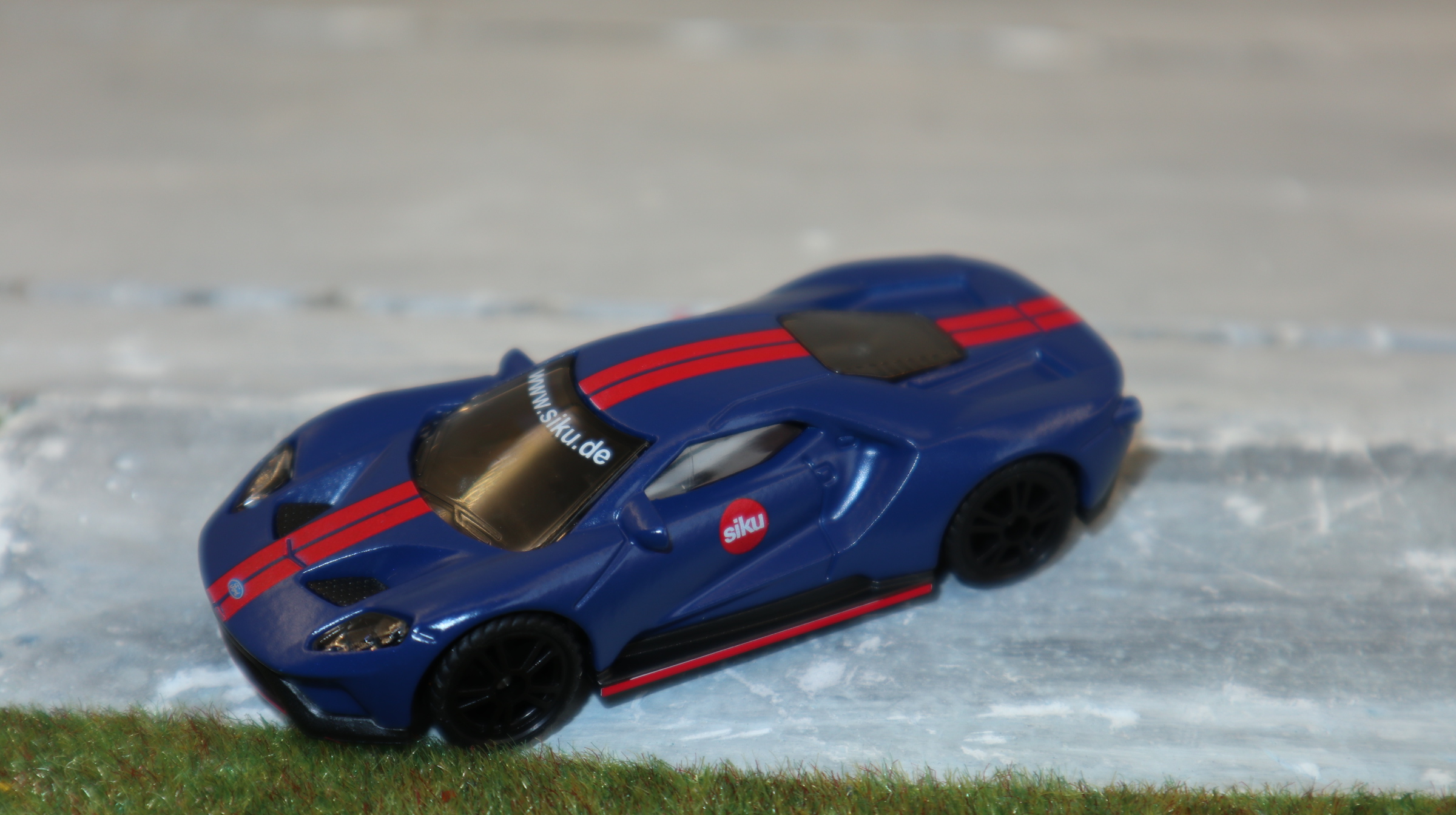 Siku 1526  in 1:55,  Ford GT in Matt-Blau , Sondermodelle, auch Sonderschachtel, NEU in OVP