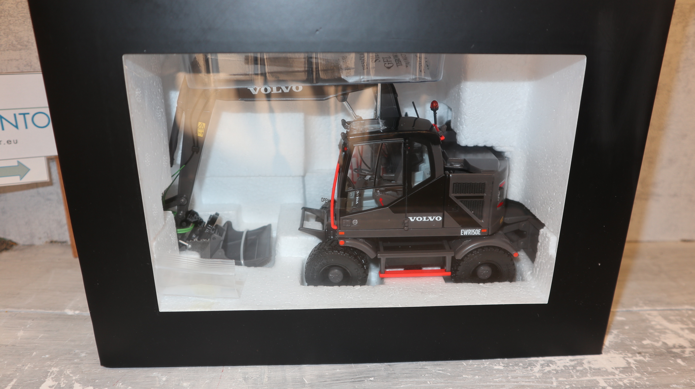 AT Collections AT3200116 in 1:32,  VOLVO EWR150E BLACKLINE Radbagger , NEU in OVP