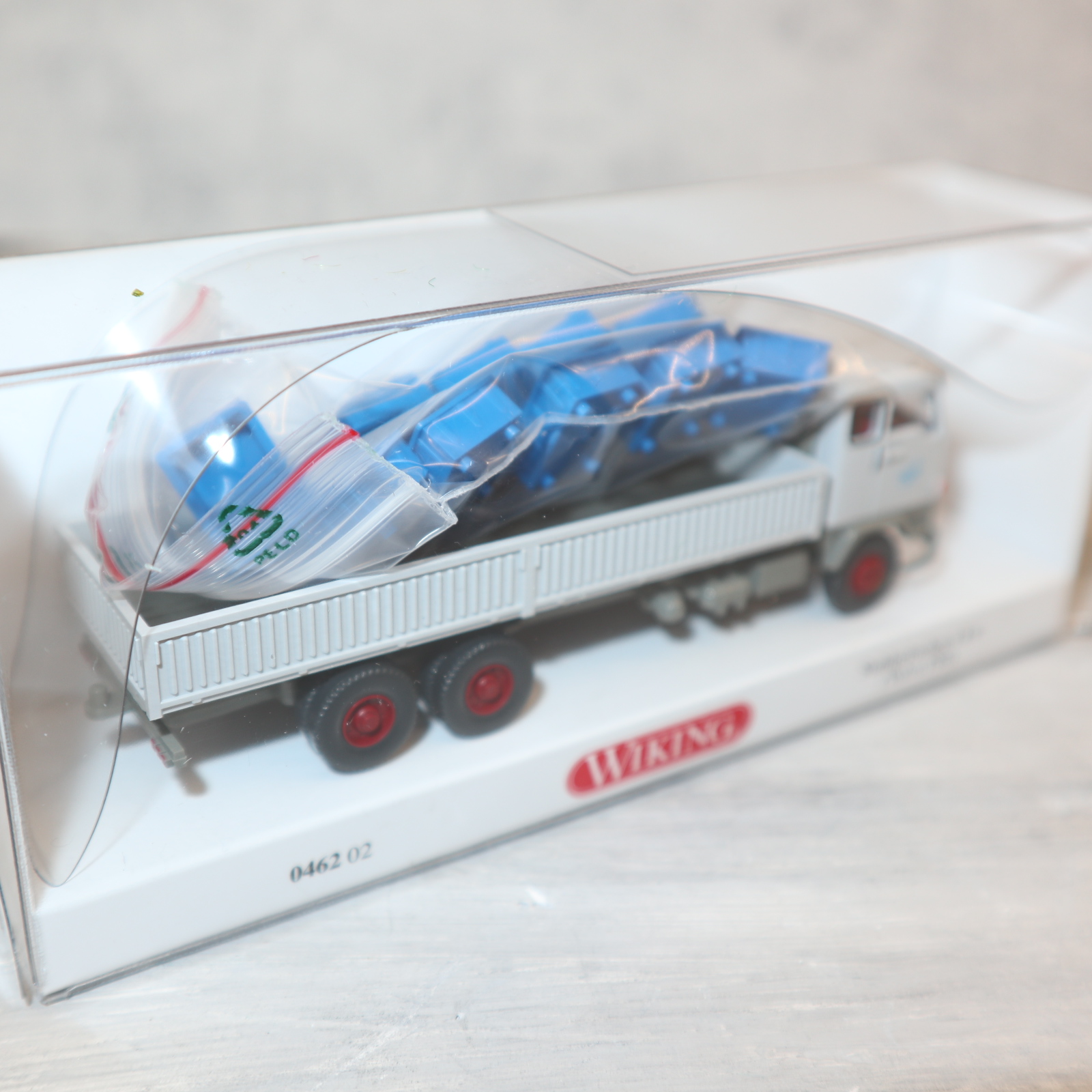 Wiking 046202 1:87 VOLVO F88 3-Achser Stahlpritsche GRAU mit blauen Kisten NEU in OVP