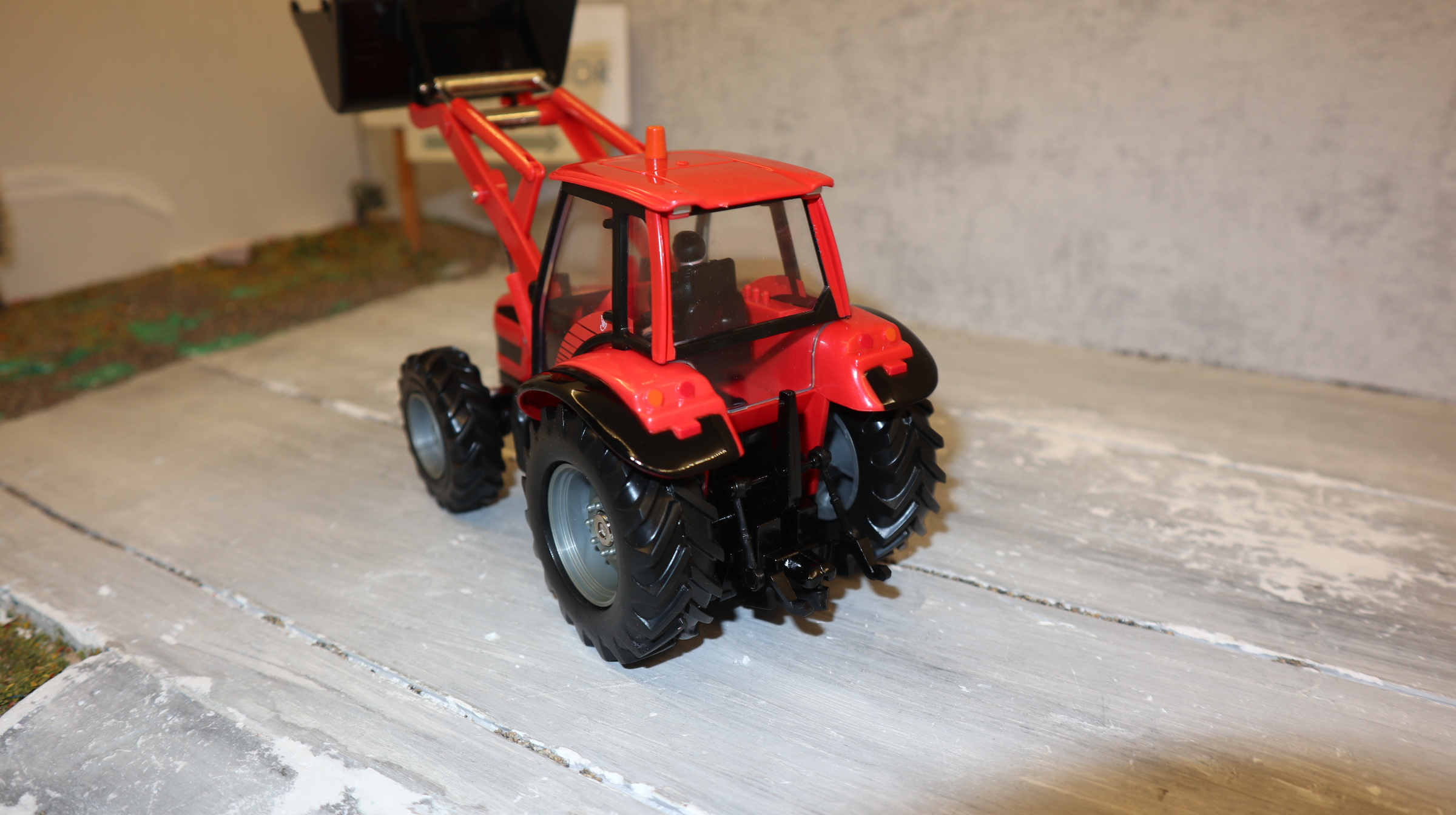 Britains 00037 in 1:32, SAME Rubin 150 mit Frontlader, NEU in OVP