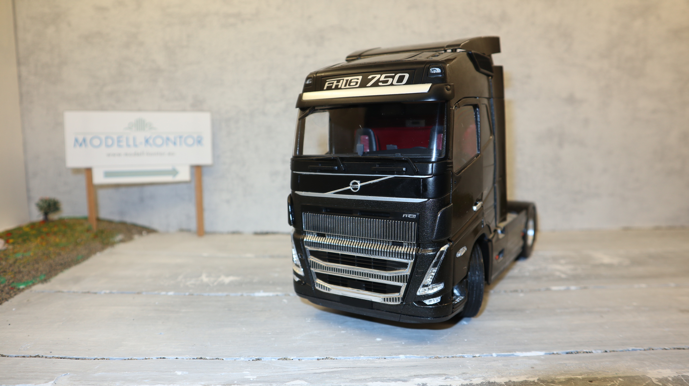 SOLIDO 2400102 in 1:24, VOLVO FH 16 Globetrotter XL,  SZM in schwarz, NEU in OVP