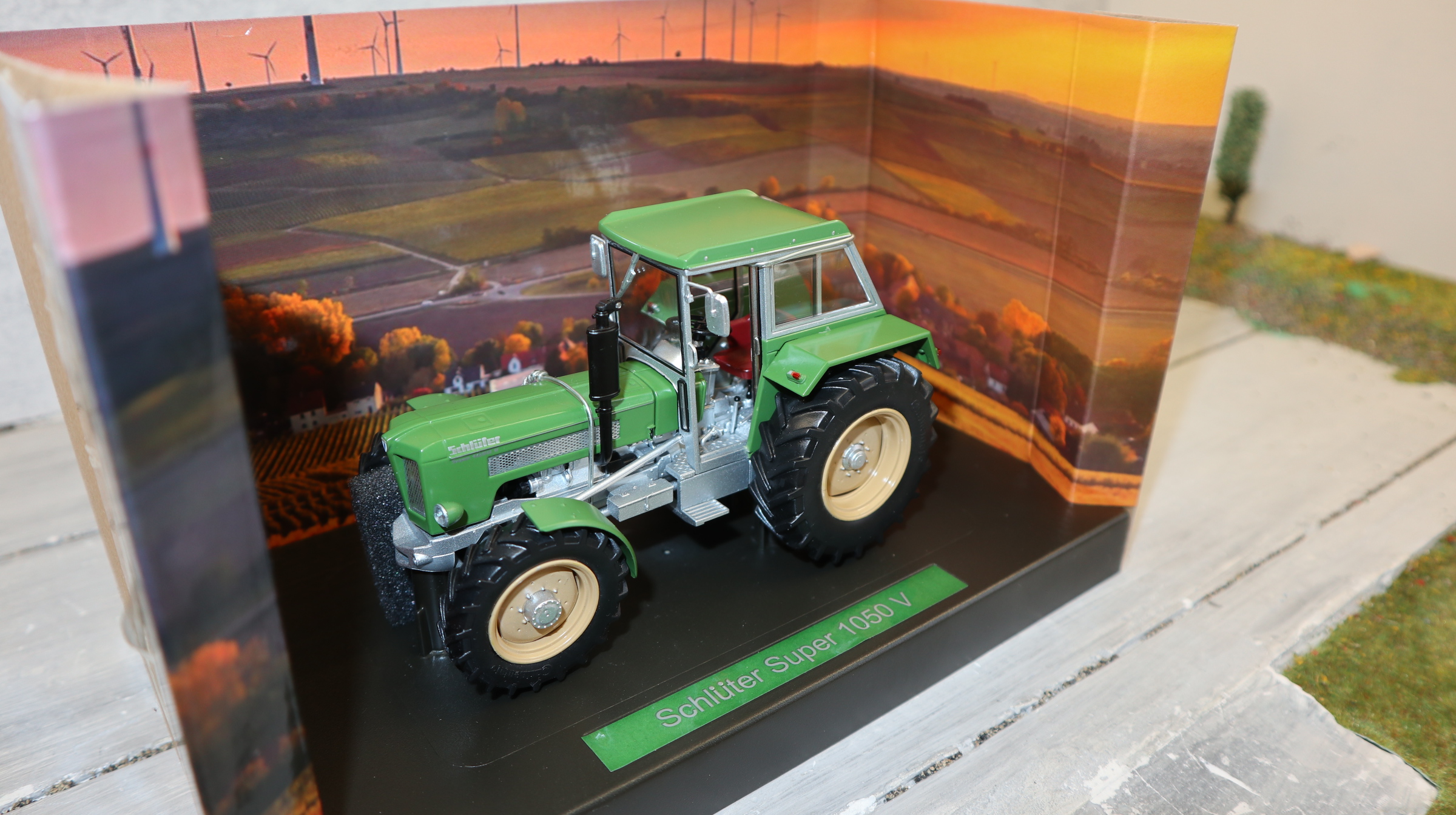 Weise Toys 1077 in 1:32, Schlüter Super 1050 V in GRÜN mit Kabine, NEU in OVP