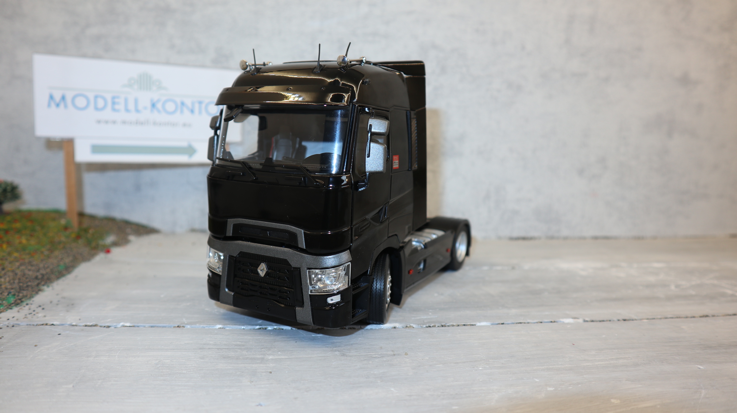MarGe 2205-02 in 1:32,  RENAULT T 4x2 in schwarz als SZM, NEU in OVP