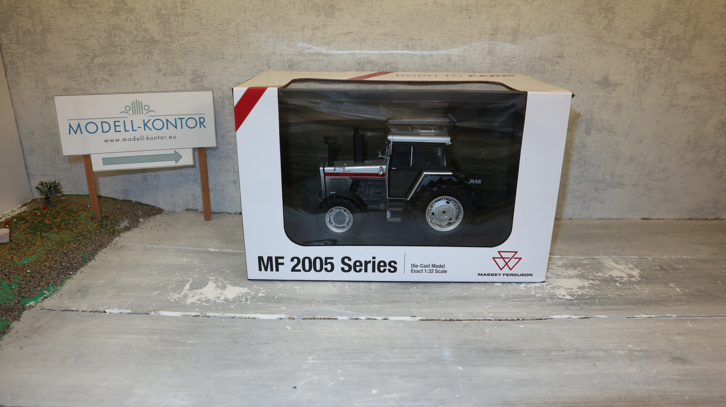 Universal Hobbies UH 6687 in 1:32,  Massey Ferguson 2725 silber  NEU in OVP