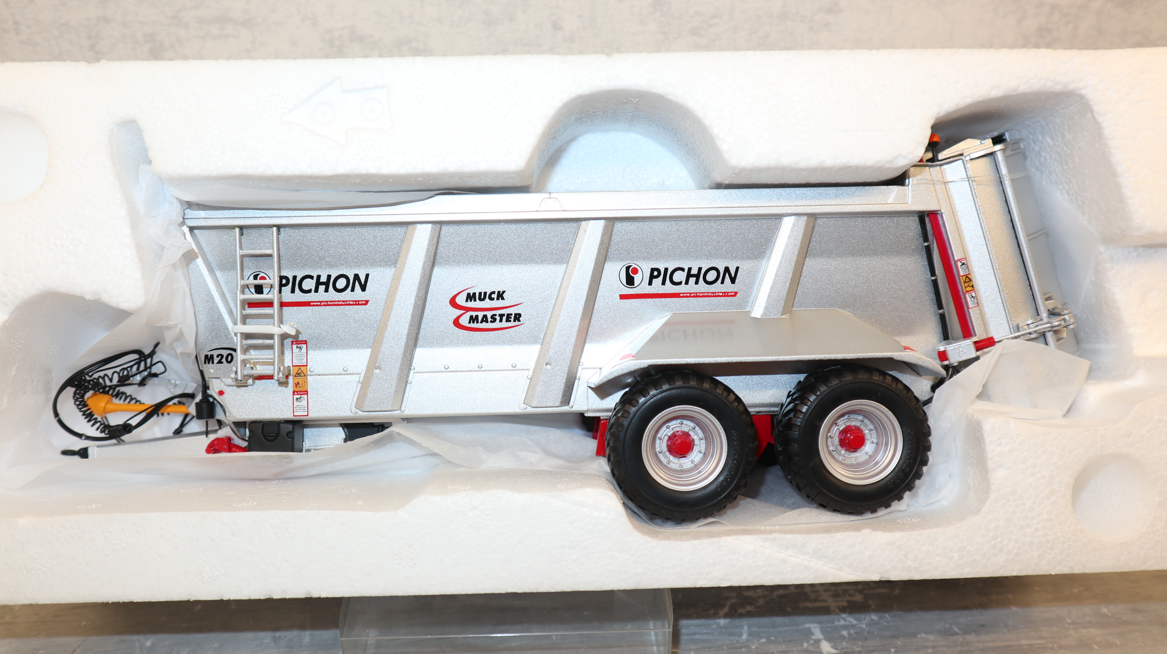 ROS 602243 in 1:32, PICHON Düngerstreuer M20