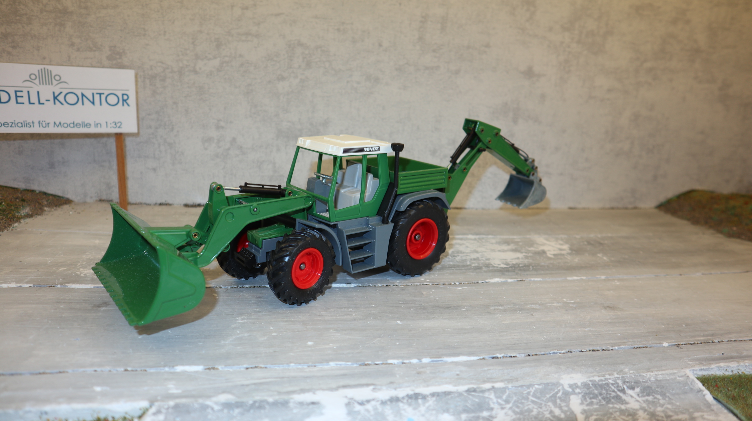 Siku 3953 in 1:32, Fendt Xylon grün mit Schaufellader und Heckbagger, NEU in OVP