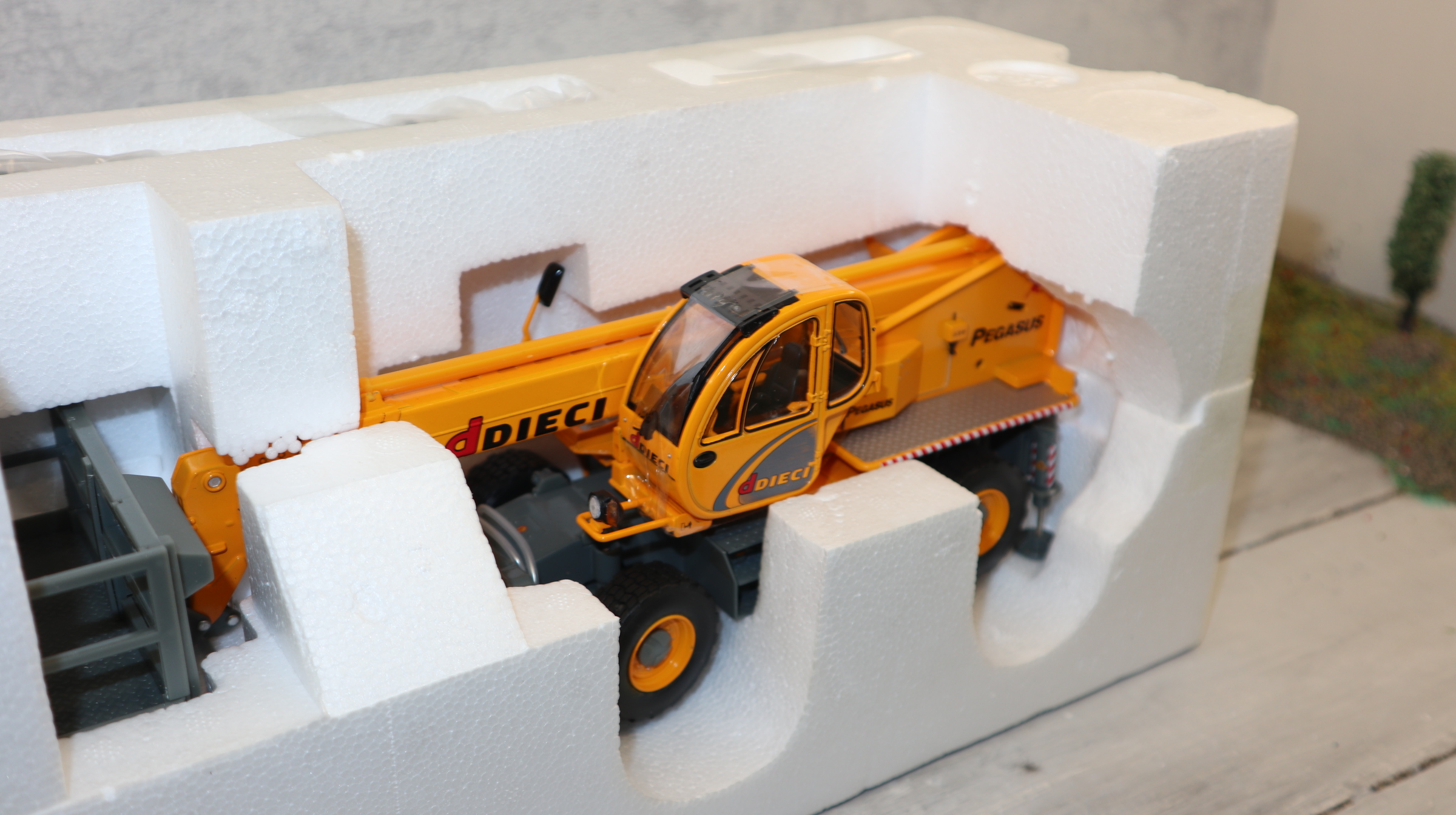 ROS 000988 in 1:32  DIECI Pegasus 40.25, Teleskoplader, NEU in OVP