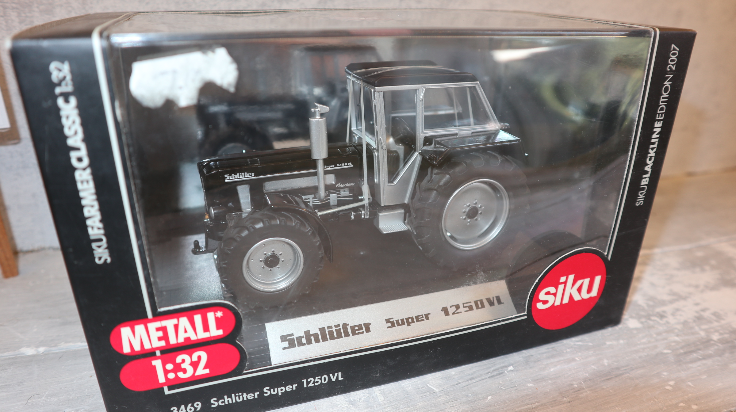 Siku 3469 in 1:32, Schlüter 1250 VL Blackline, NEU in OVP