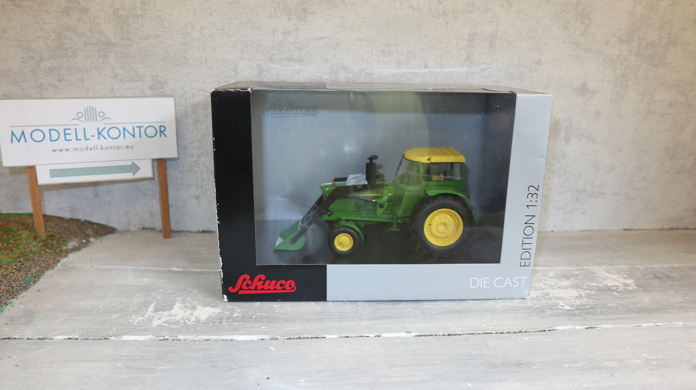 Schuco 7678 in 1:32, John Deere 3120 mit Frontlader, NEU in OVP