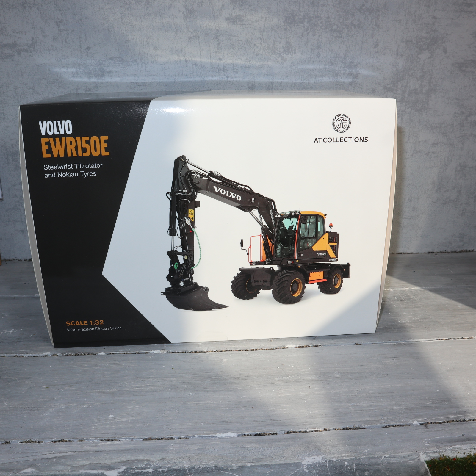 AT Collections AT3200100 in 1:32  VOLVO EWR150E Radbagger mit Nokian Breitreifen NEU in OVP