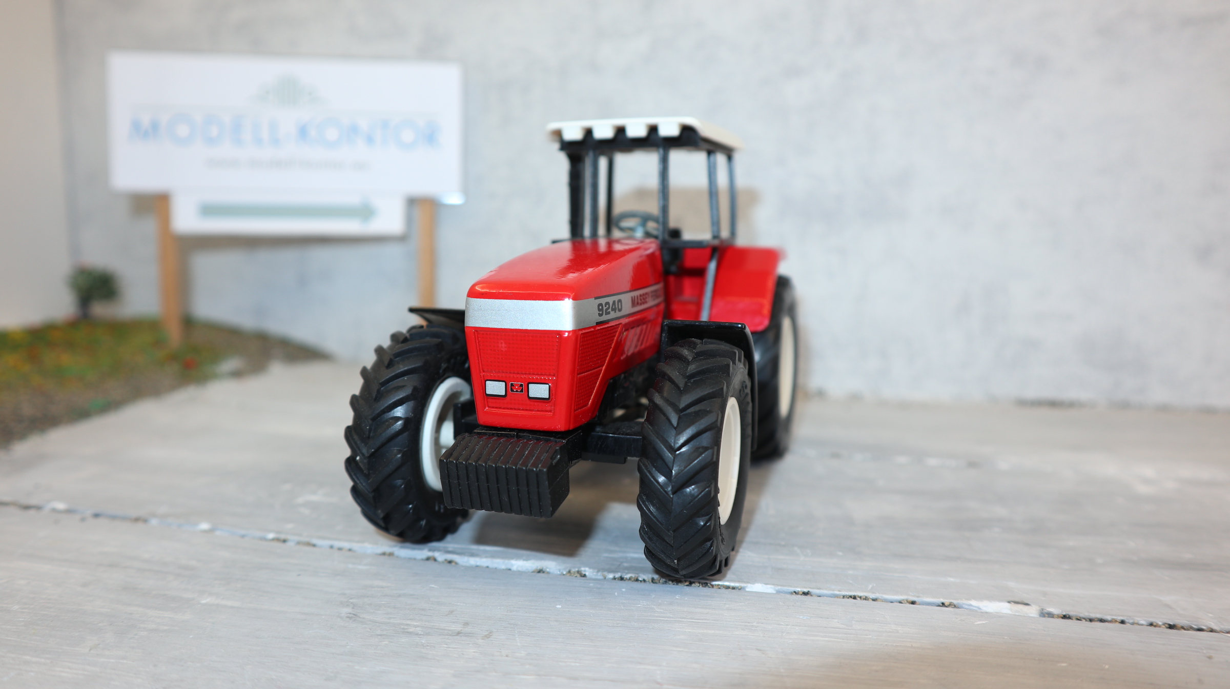 Siku 2868 in 1:32,  Massey Ferguson 9240, Version 1 mit weißen Felgen, TOP ohne OVP