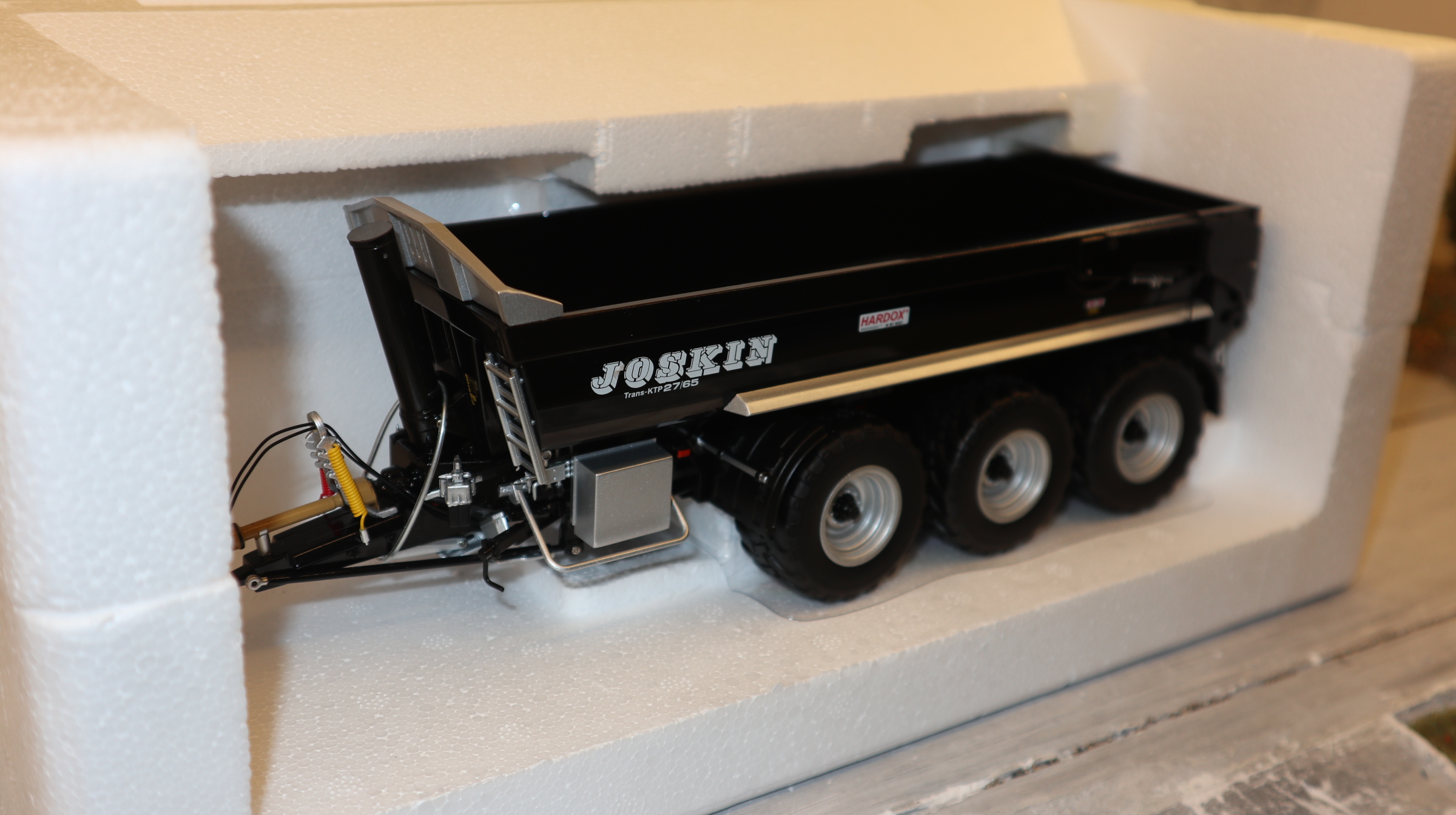 Universal Hobbies UH 6798 in 1:32, Joskin Trans-KTP 27-65, Black Edition,  NEU in OVP