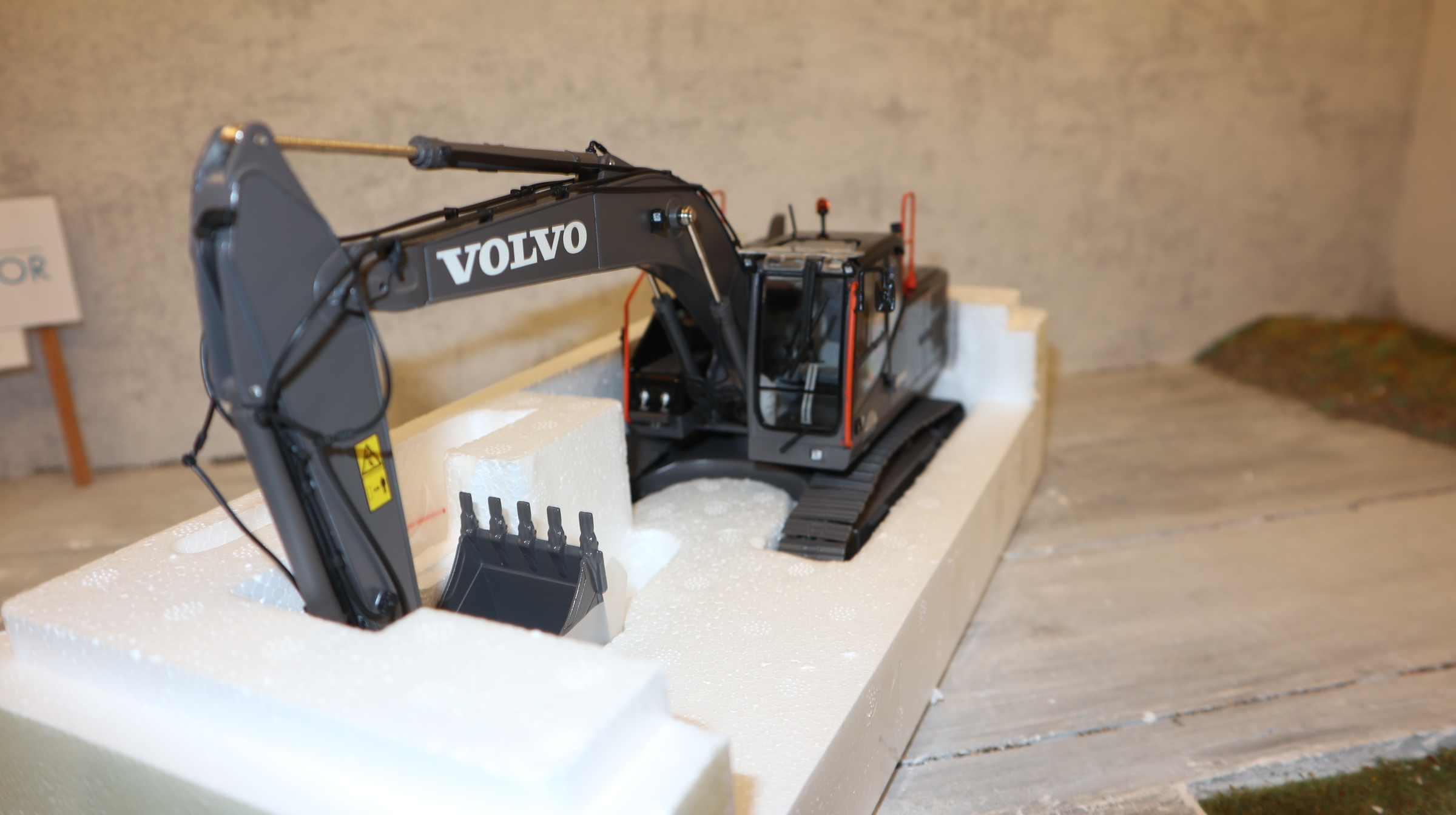 AT Collections 3200127 in 1:32, VOLVO EC 220 EL Black-Edition NEU in OVP