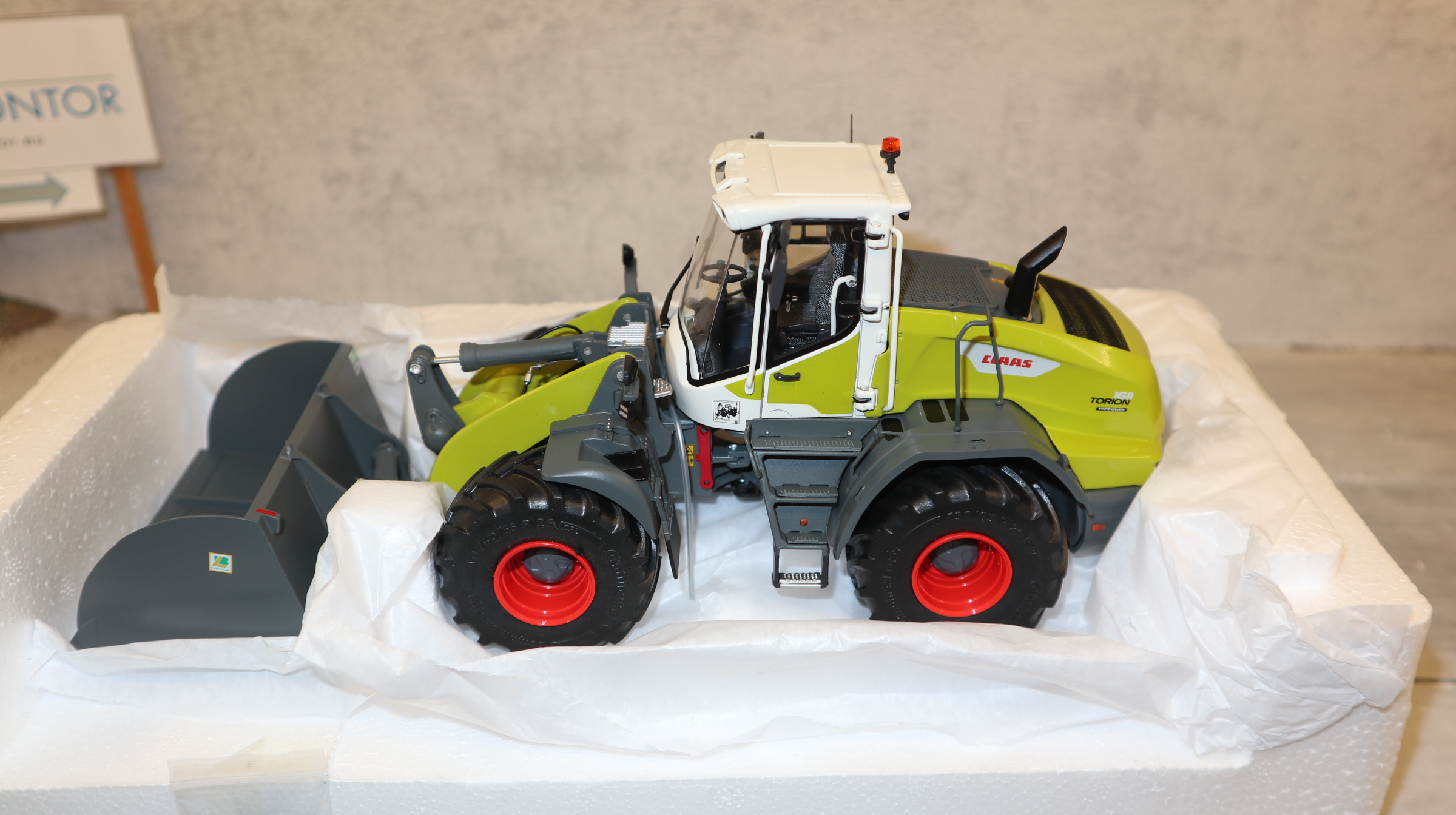 AT Collections 3200201 in 1:32, Claas Torion 1611 Radlader NEU in OVP