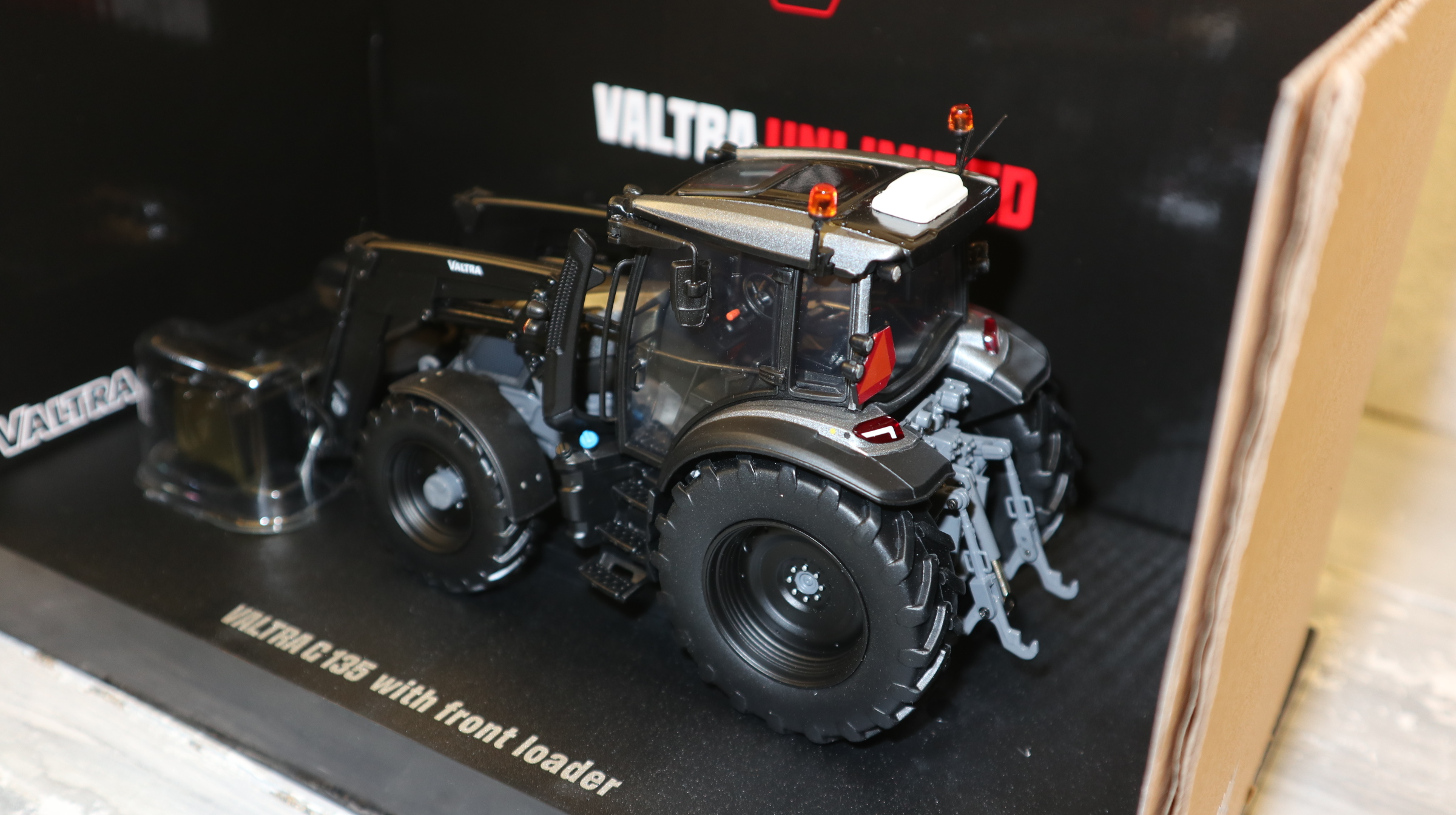 Universal Hobbies UH 6746 in 1:32, Valtra G135 Frontlader Titanium Grau,  NEU in OVP