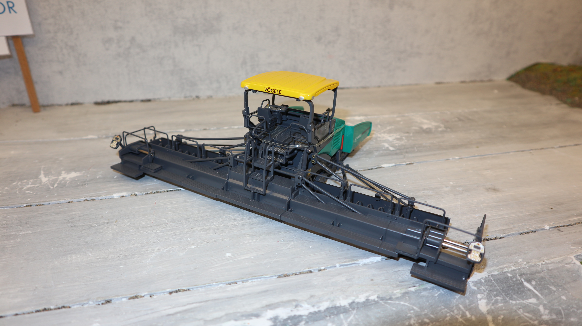 NZG 8591 in 1:50, VÖGELE Straßenfertiger SUPER 2100-3, NEU in OVP