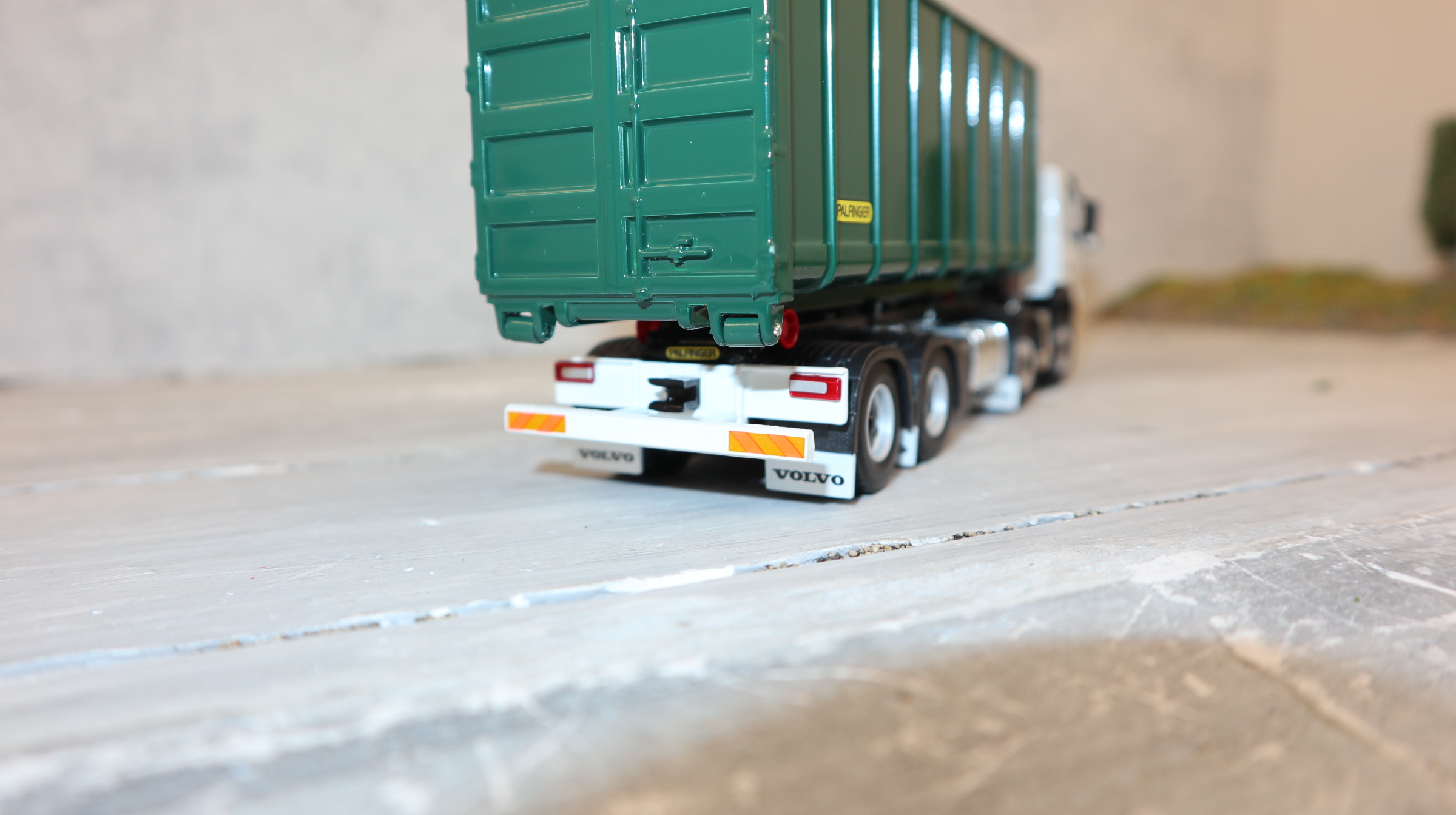 WSI 02-2428 in 1:50, VOLVO FM 8x4 Day Cab für Australien, Abroller PALFINGER mit Hochmulde, NEU in OVP