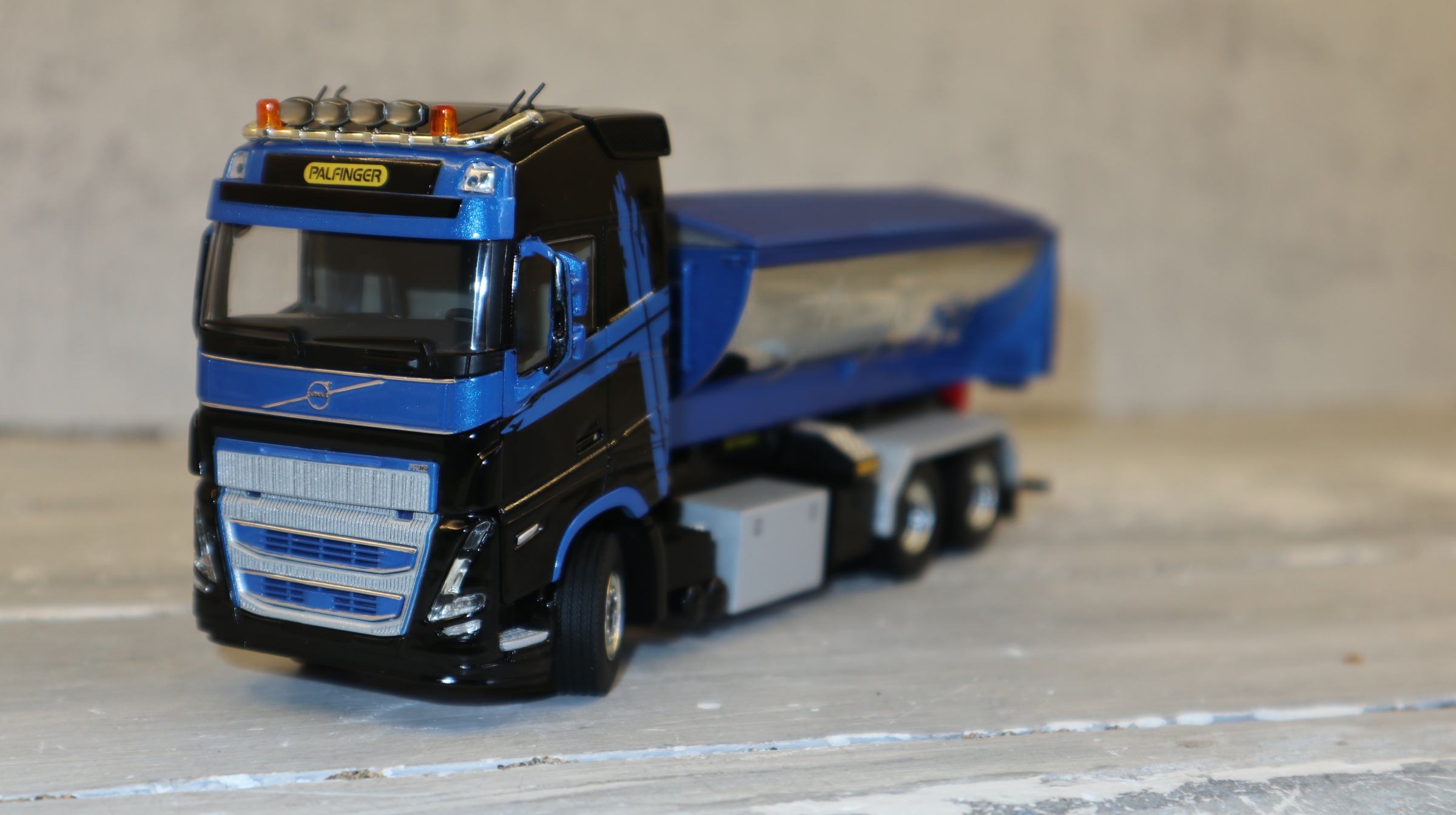 WSI 02-3794 in 1:50, Volvo FH5 6x4 schwarz-blau Palfinger Abroller + Thermomulde  NEU in OVP
