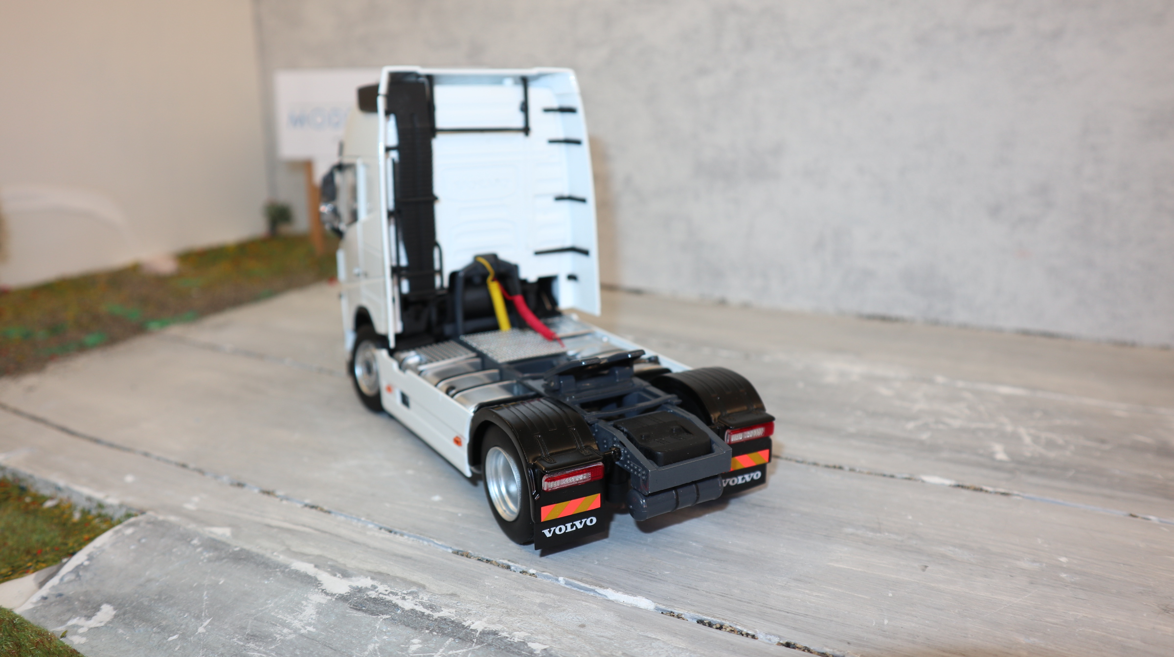 MarGe 1810-04 in 1:32,  VOLVO FH 16  4x2 in weiß als SZM, NEU in OVP