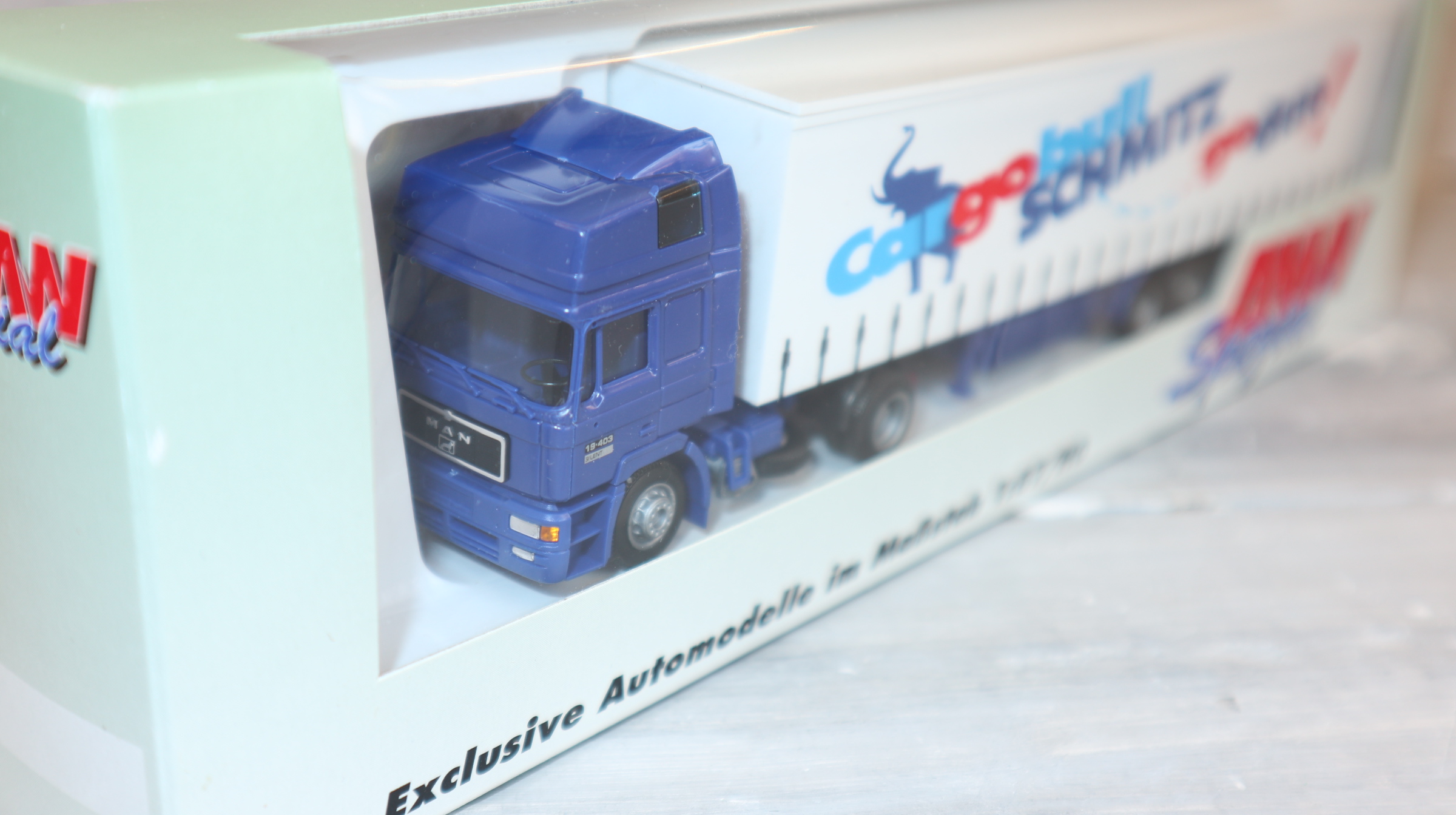 AMW 50766 in 1:87, SCHMITZ Cargobull, Plane mit MAN F2000 blau, Werbemodell,  NEU in OVP