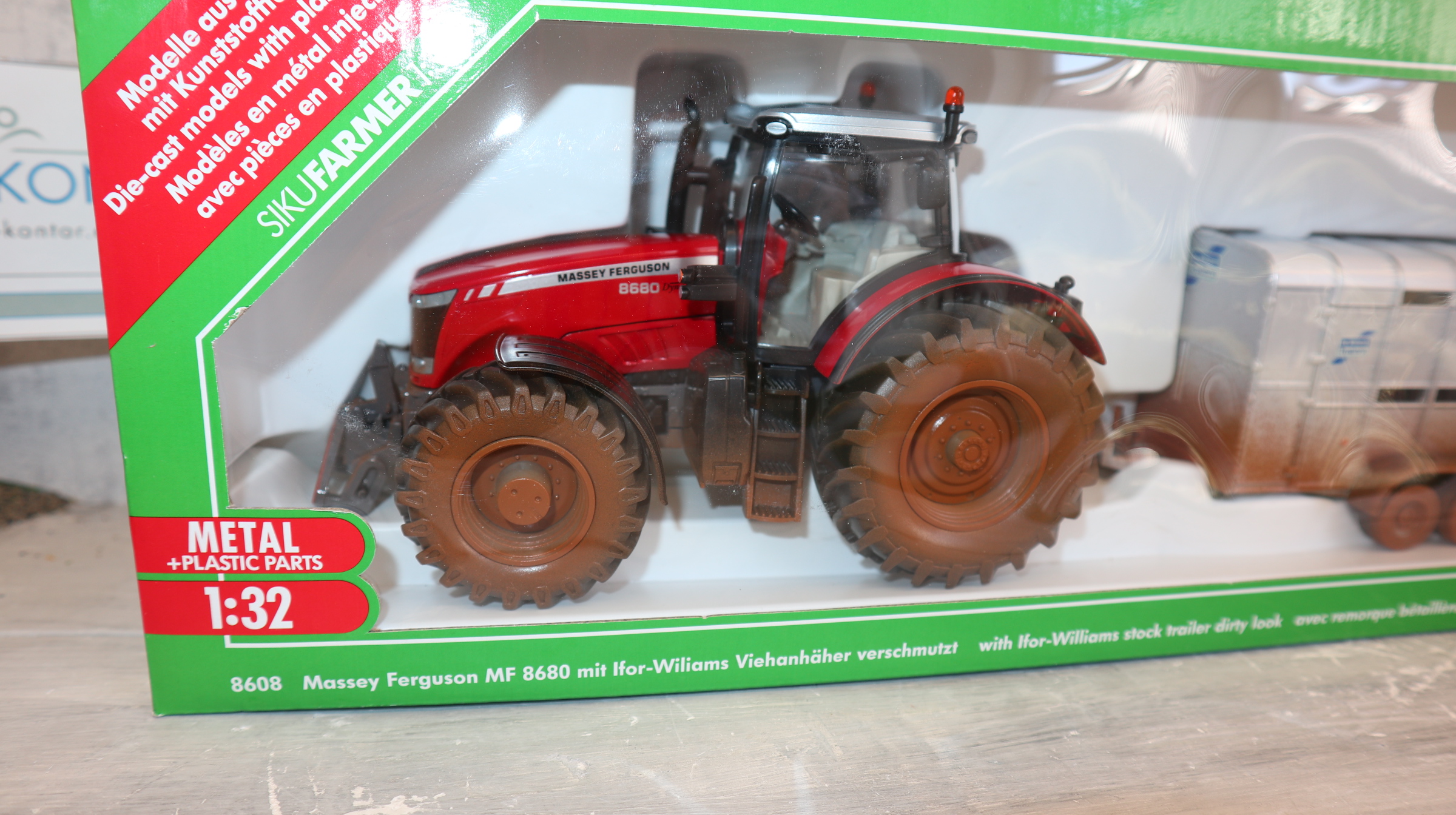 Siku 8608 in 1:32,  MF 8680 mit Viehanhänger, Sondermodell IRLAND "DIRTY", NEU in OVP